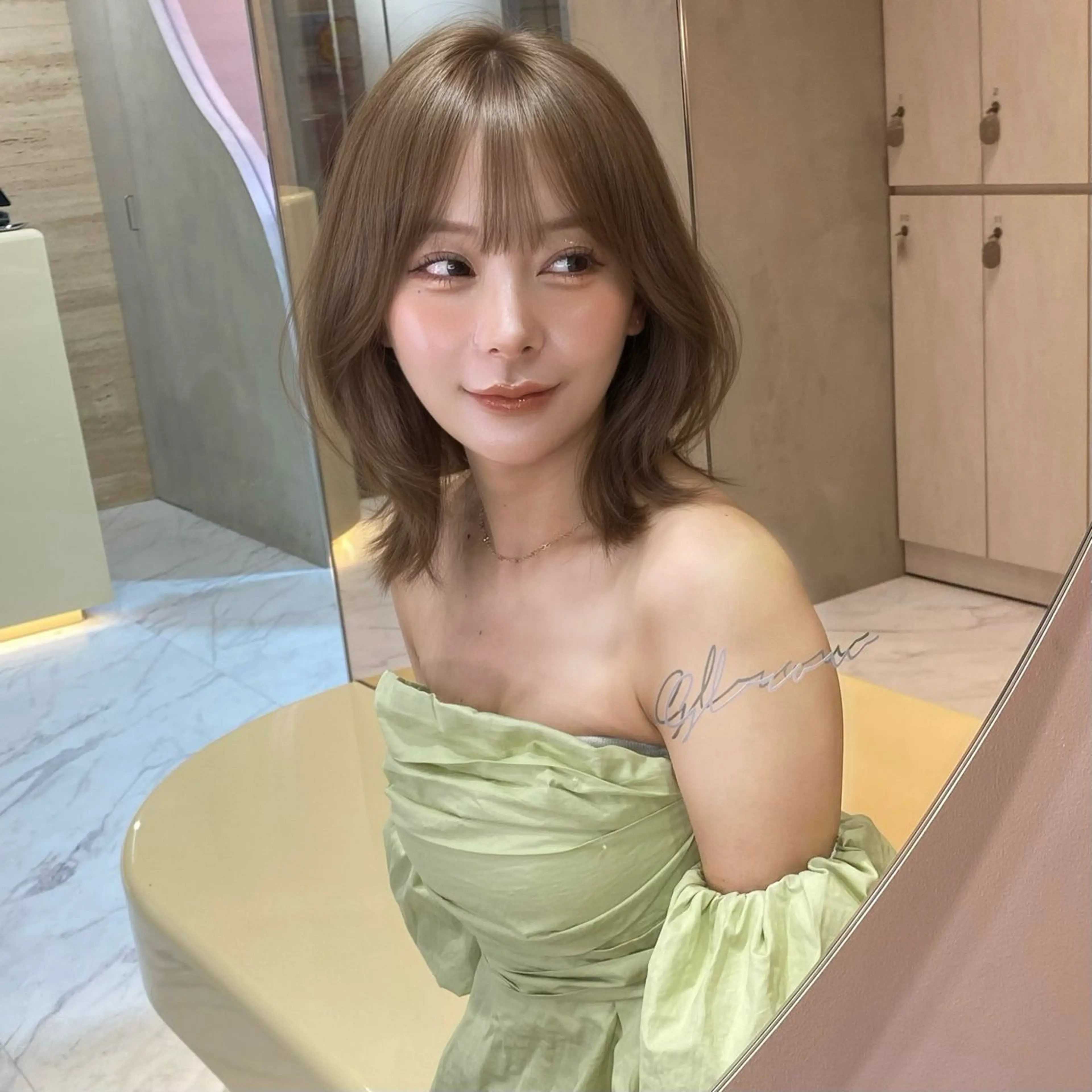 ミディアム カラー ブリーチ 透明感カラー グレージュ ブリーチなしカラー オレンジ 髪質改善/はるみ🌙 韓国レイヤーのヘアスタイル