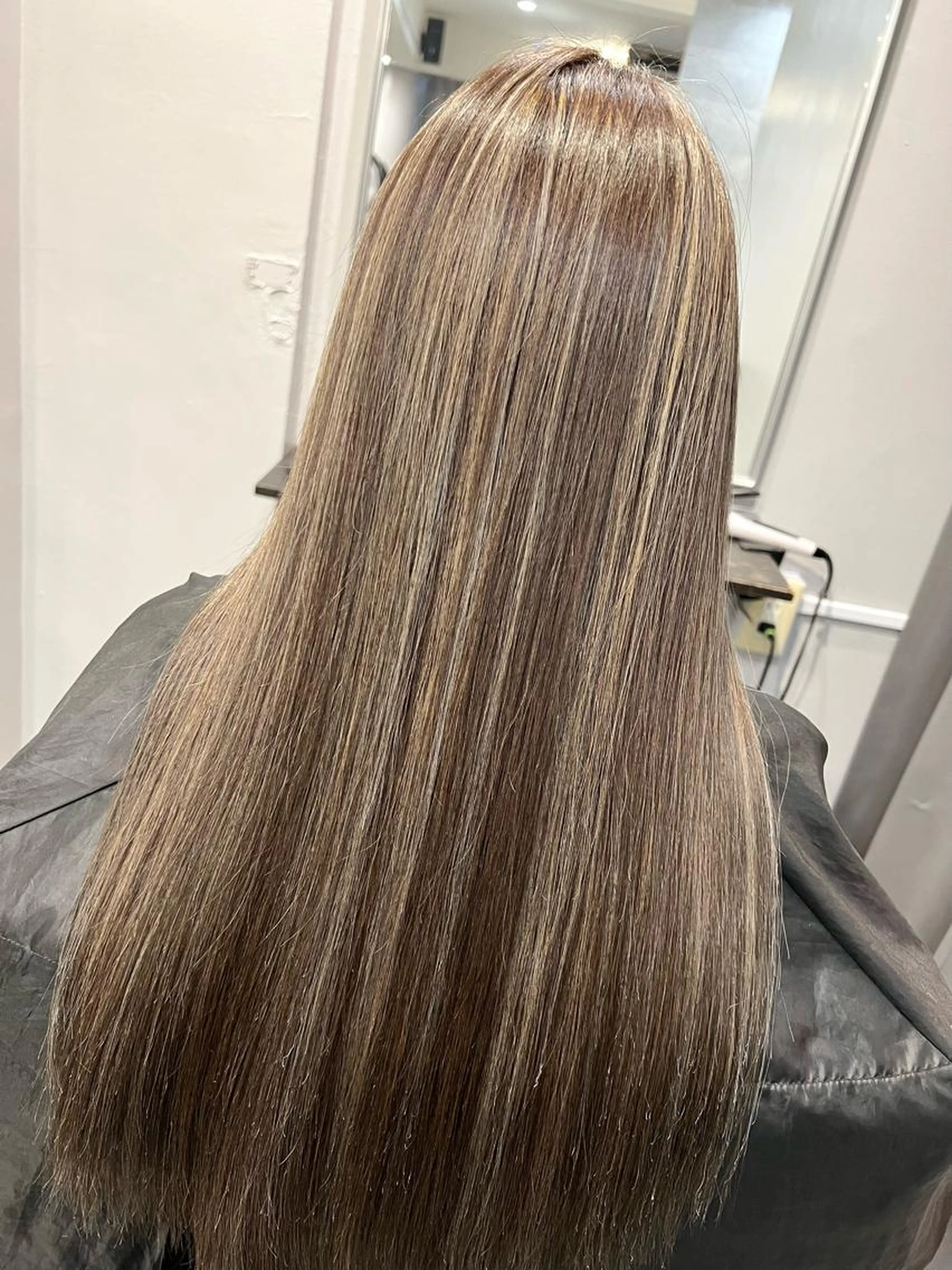 【低ダメージ/髪質改善】酸性ストレート+ケアカラー+潤艶トリートメントの写真