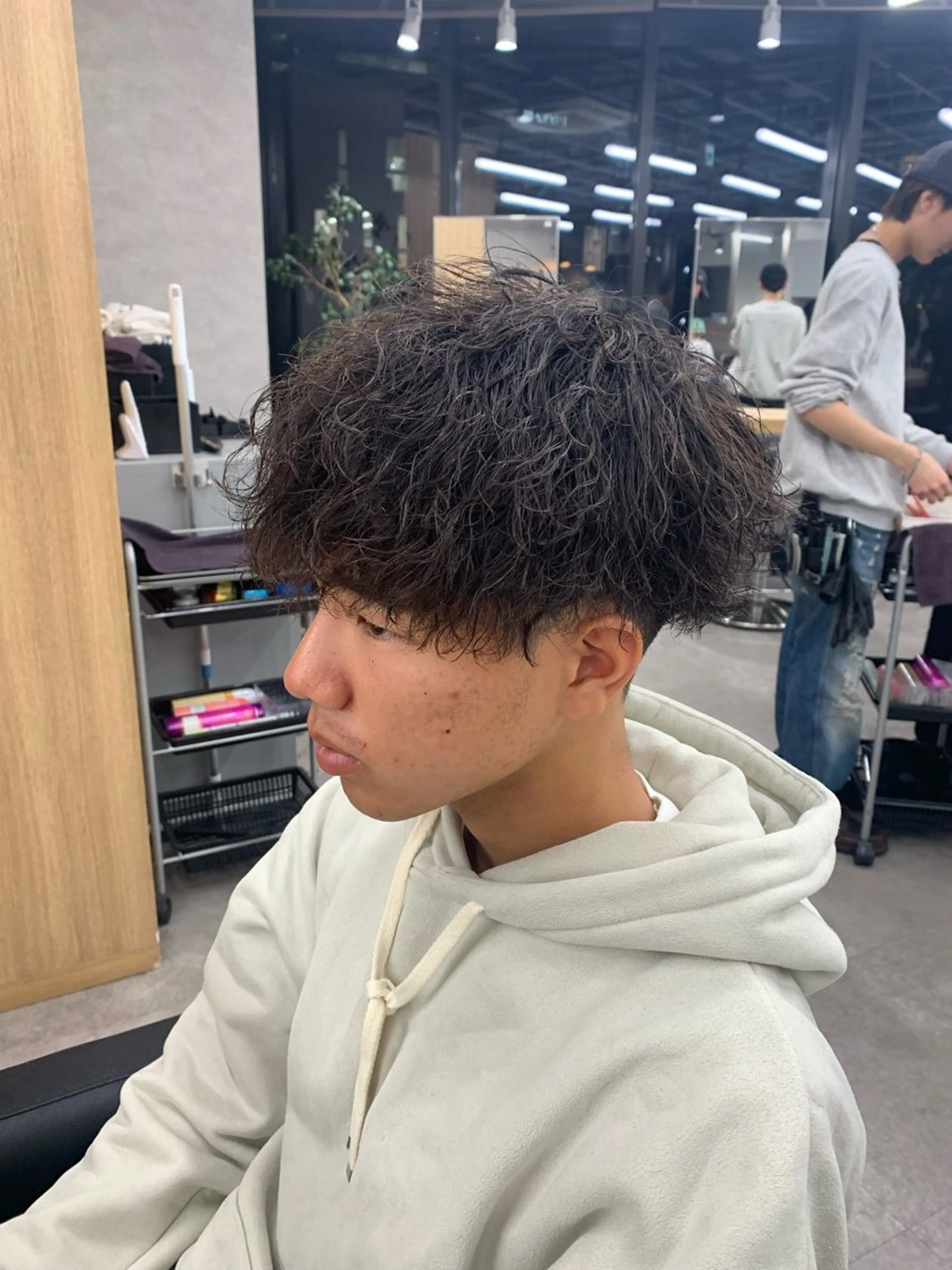 ショート パーマ メンズ メンズブリーチ フェザーパーマ メンズハイトーン メンズパーマ スペインカール ⚡️メンズ特化⚡️ RYUKIのヘアスタイル