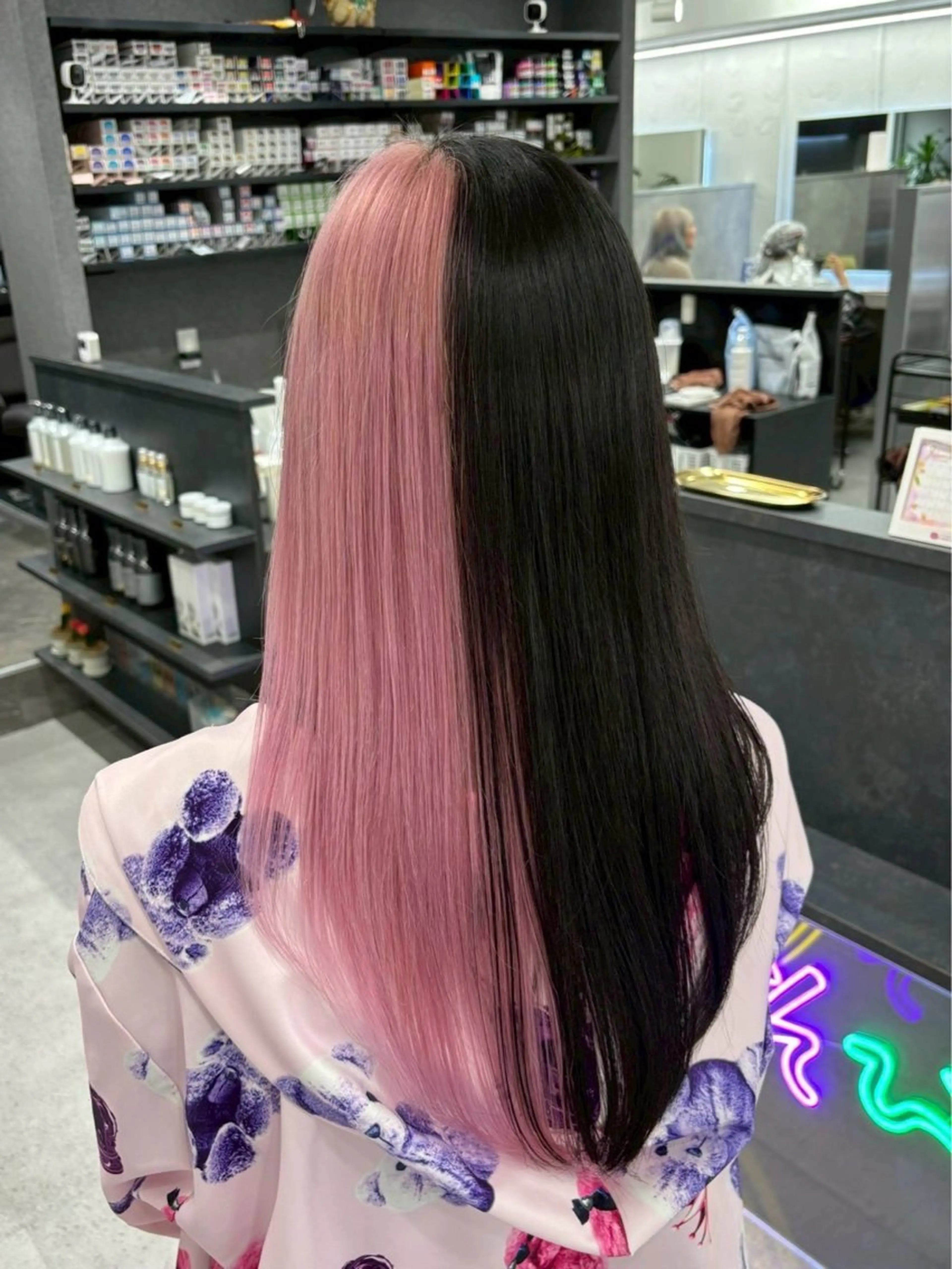 ロング カラー デザインカラー ヘアカラー トリートメント ハイトーン🪼派手髪 mahoのヘアスタイル