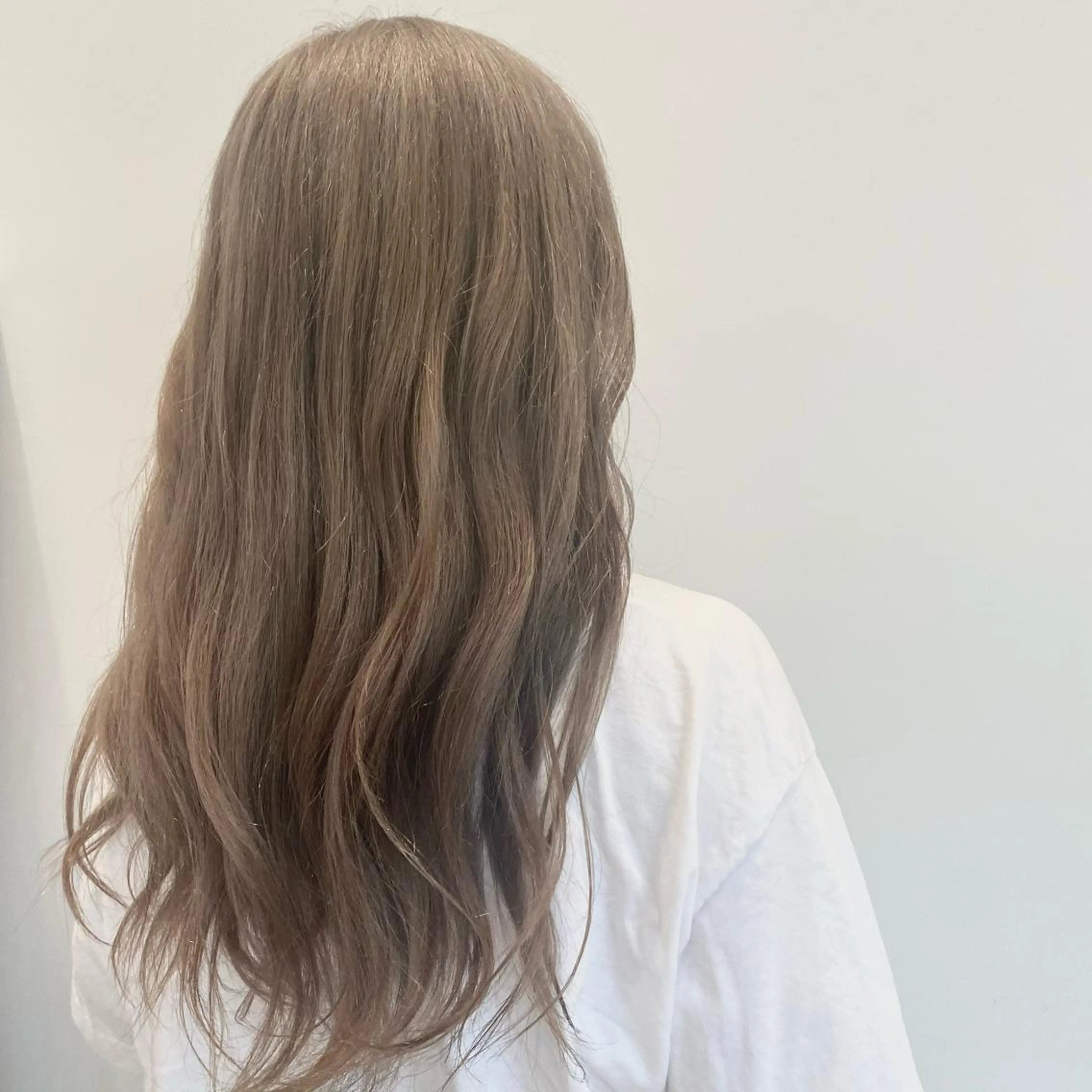 カラー ベージュカラー ブリーチ ミルクティーベージュ 増井 彩乃のヘアスタイル