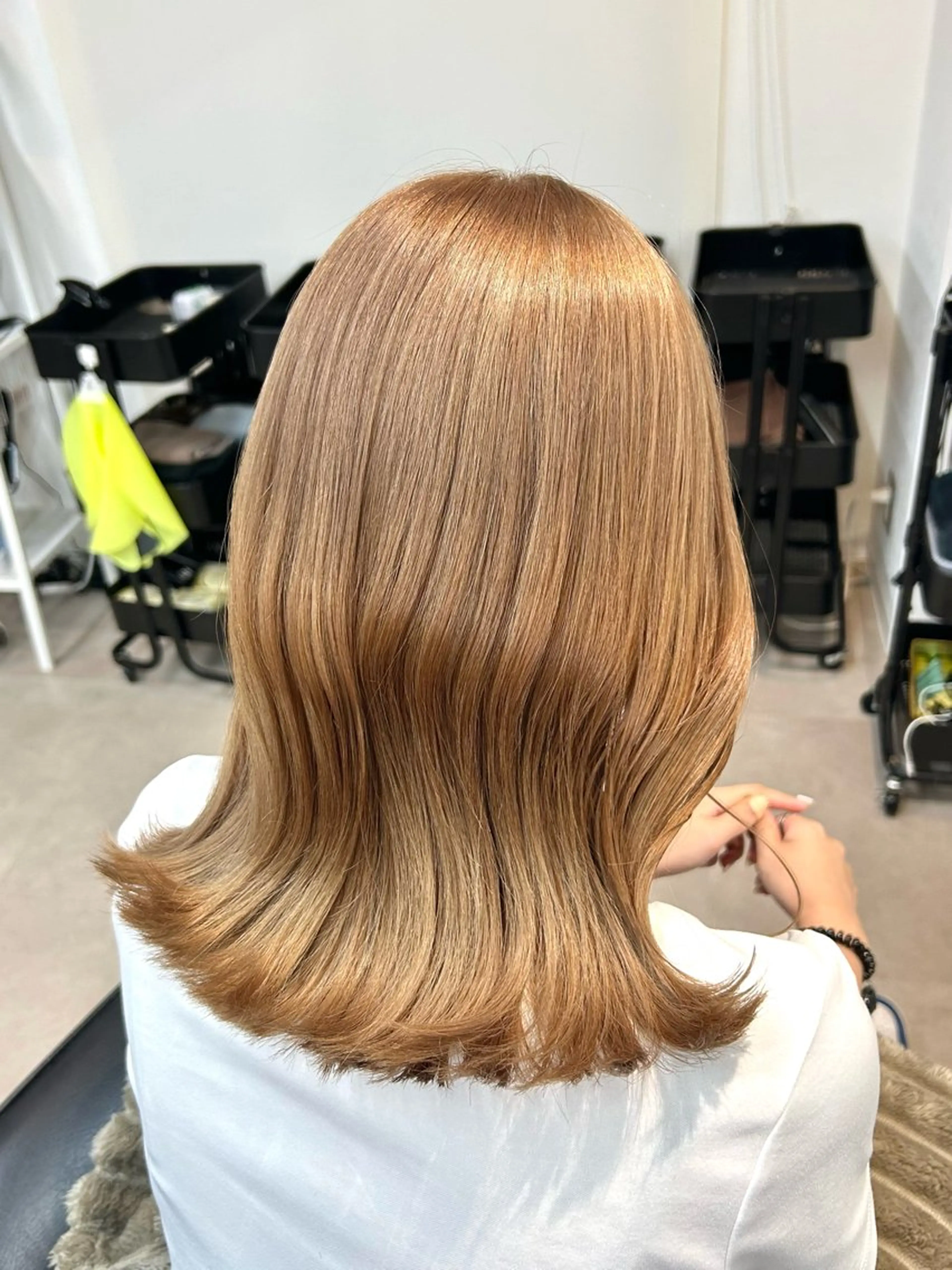 セミロング カラー ベージュカラー ブリーチ ミルクティーベージュ カット ヘアカラー トリートメント 艶カラー/レイヤー/ ハイトーン/まなみのヘアスタイル