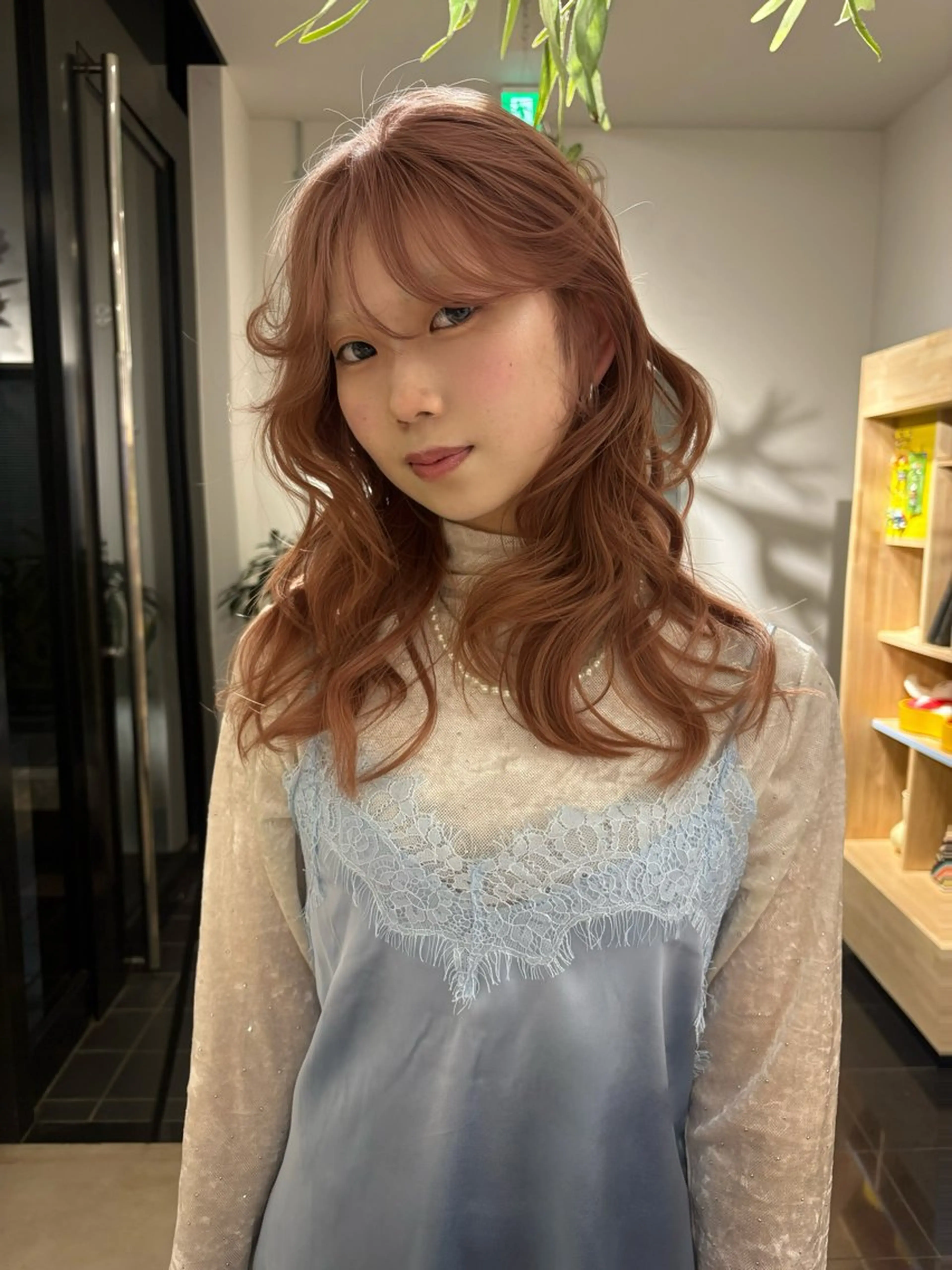 セミロング カラー ベージュカラー ピンクカラー ピンクベージュ カット ヘアカラー Yui⭐️ 透け感カラーのヘアスタイル