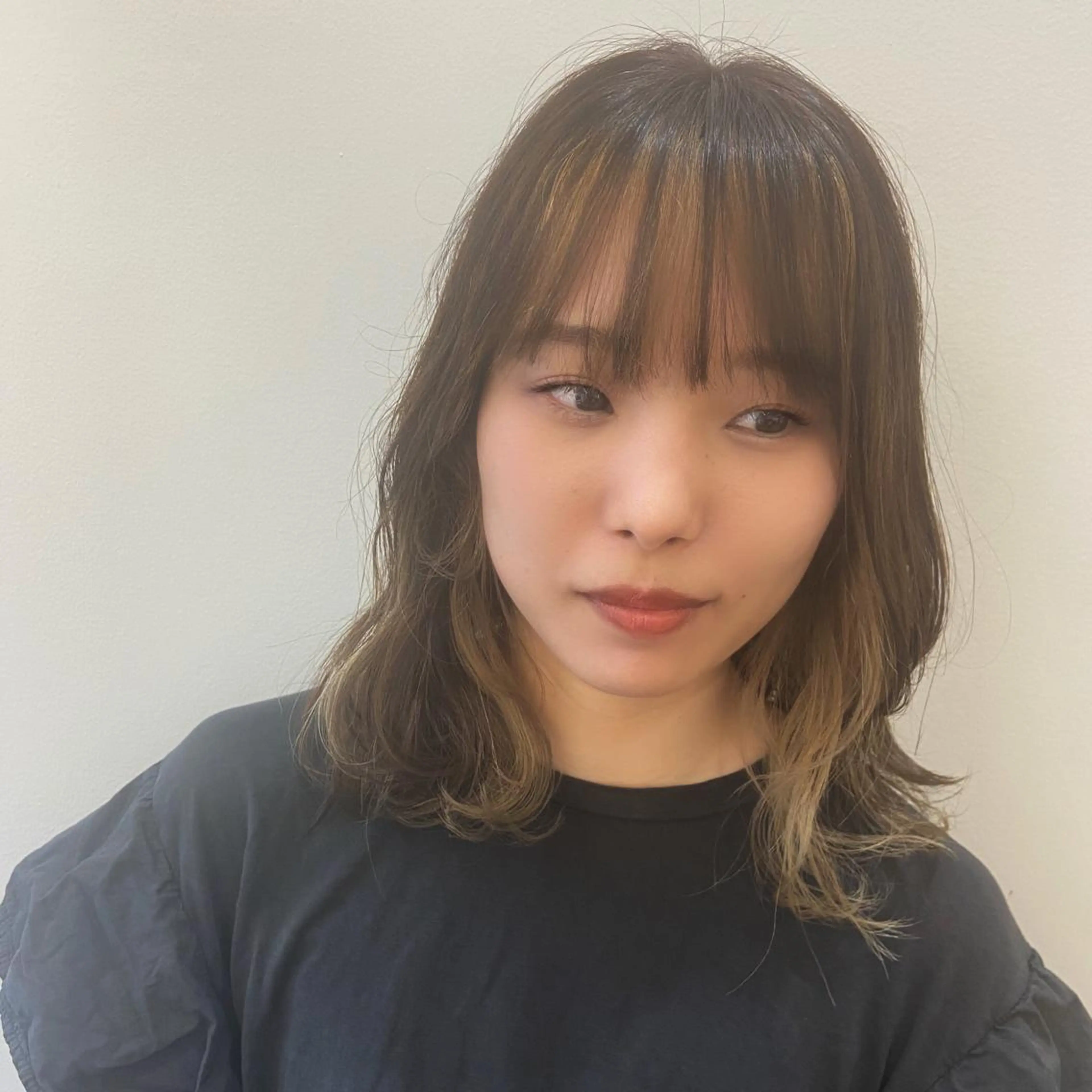 ミディアム ミストバング 峯 志帆のヘアスタイル