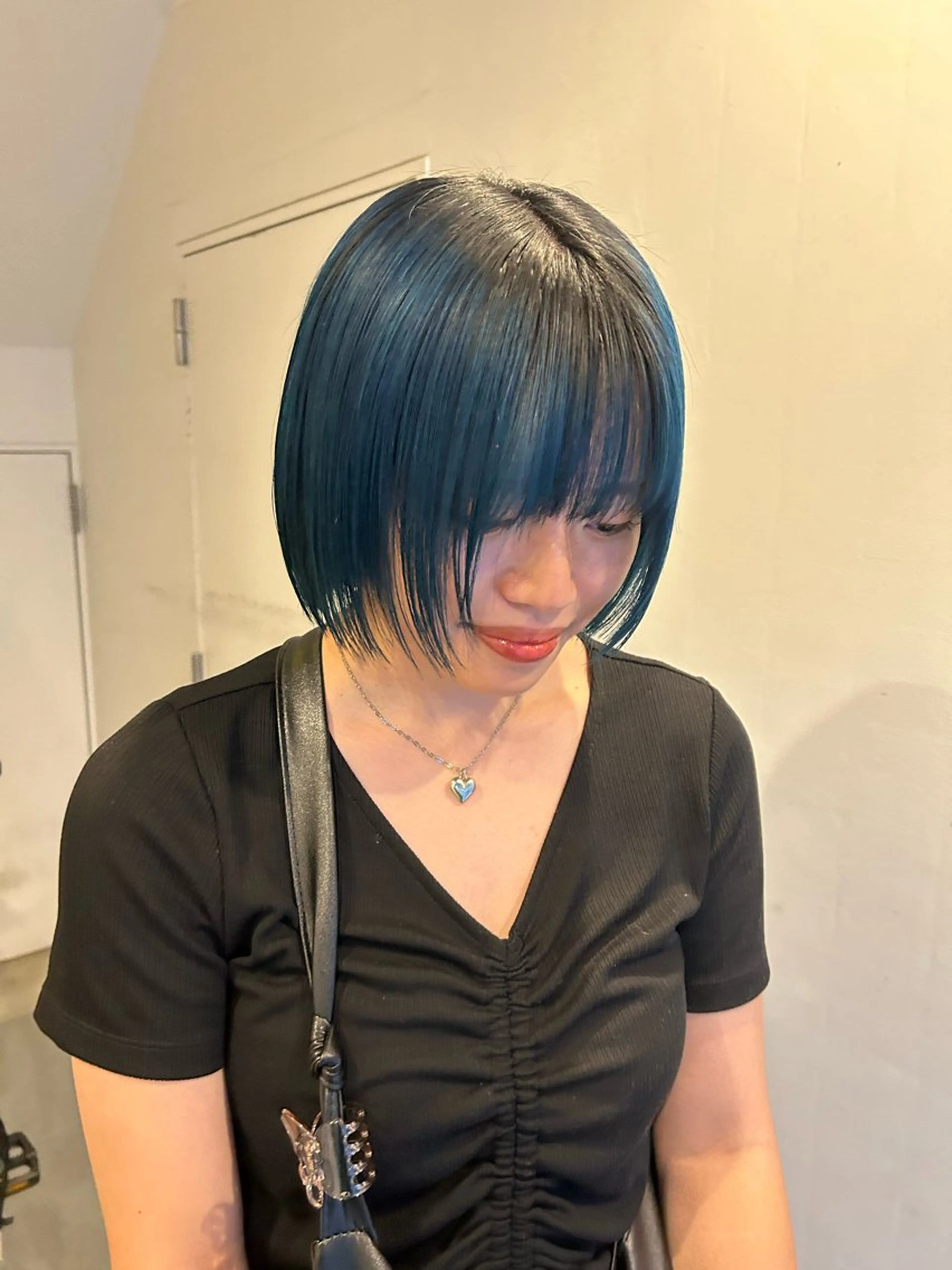 ショート カラー 黒髪 グレーブラック ヘアカラー 心斎橋/レイヤー/ ブリーチ/モエのヘアスタイル