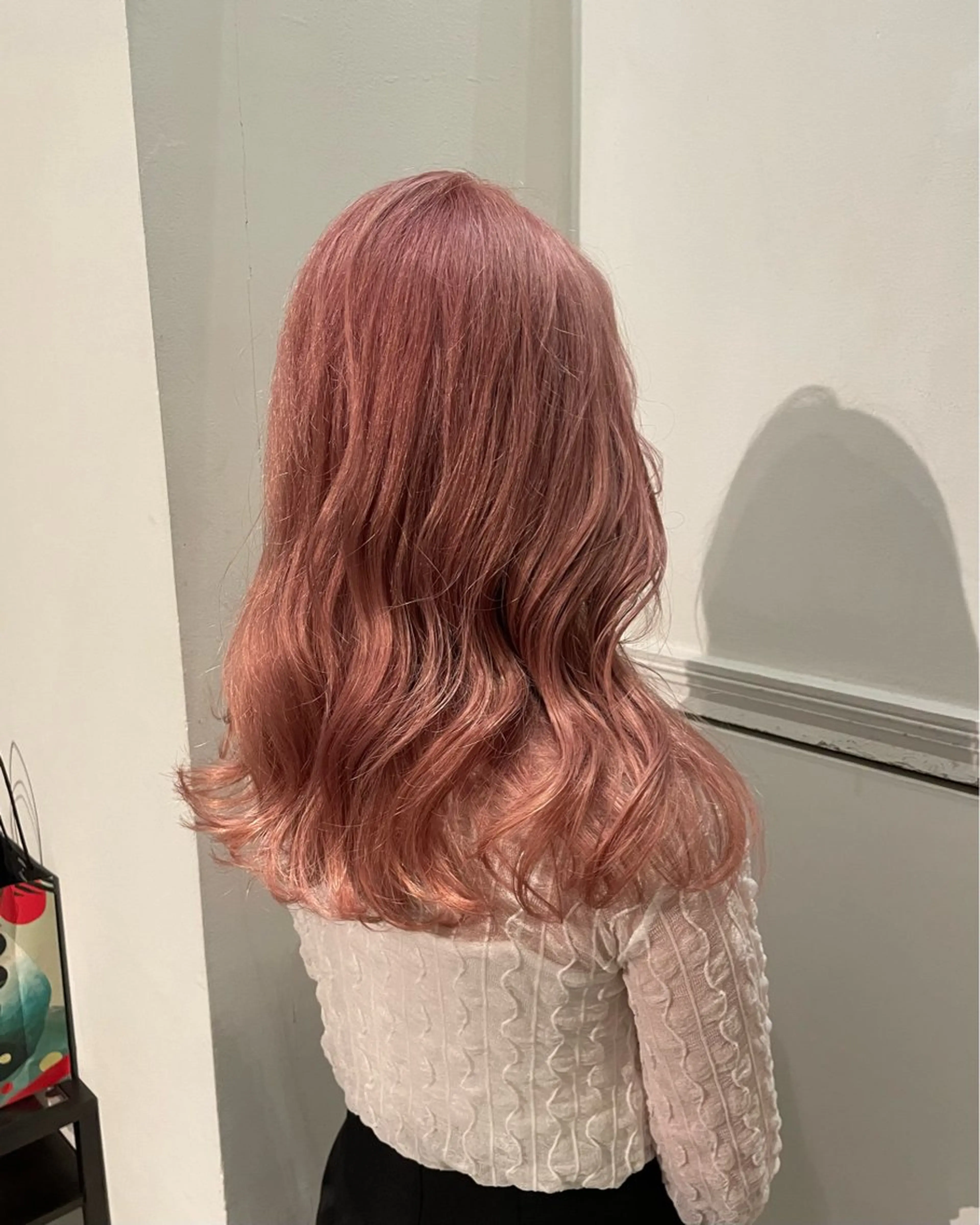 ロング カラー ベージュカラー ブリーチ ピンクカラー 向坂 亜美のヘアスタイル