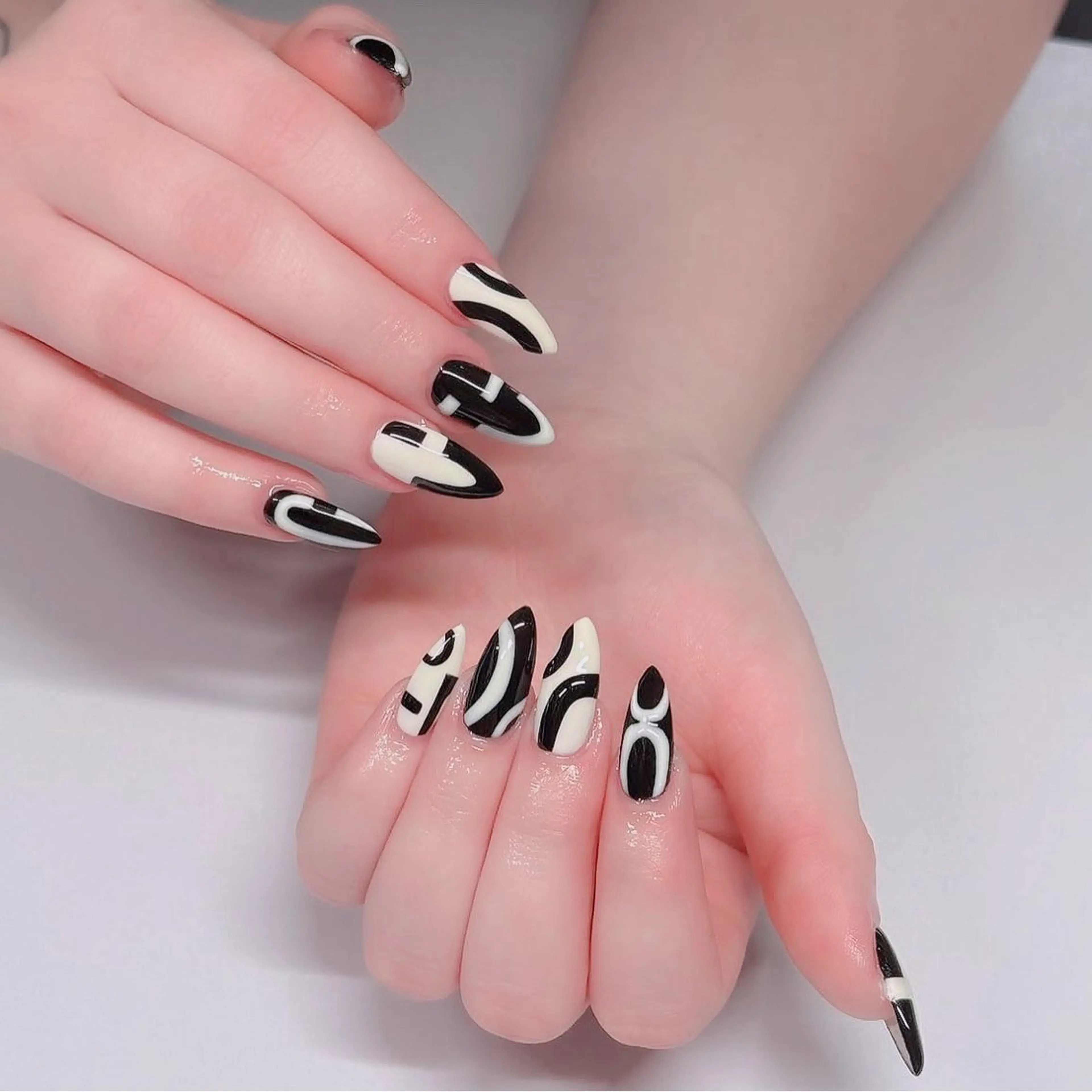 ネイル フレンチネイル ジェルネイル ガラスフレンチ ハロウィン ハート ハンドネイル H.baby Nail Salonのネイルデザイン