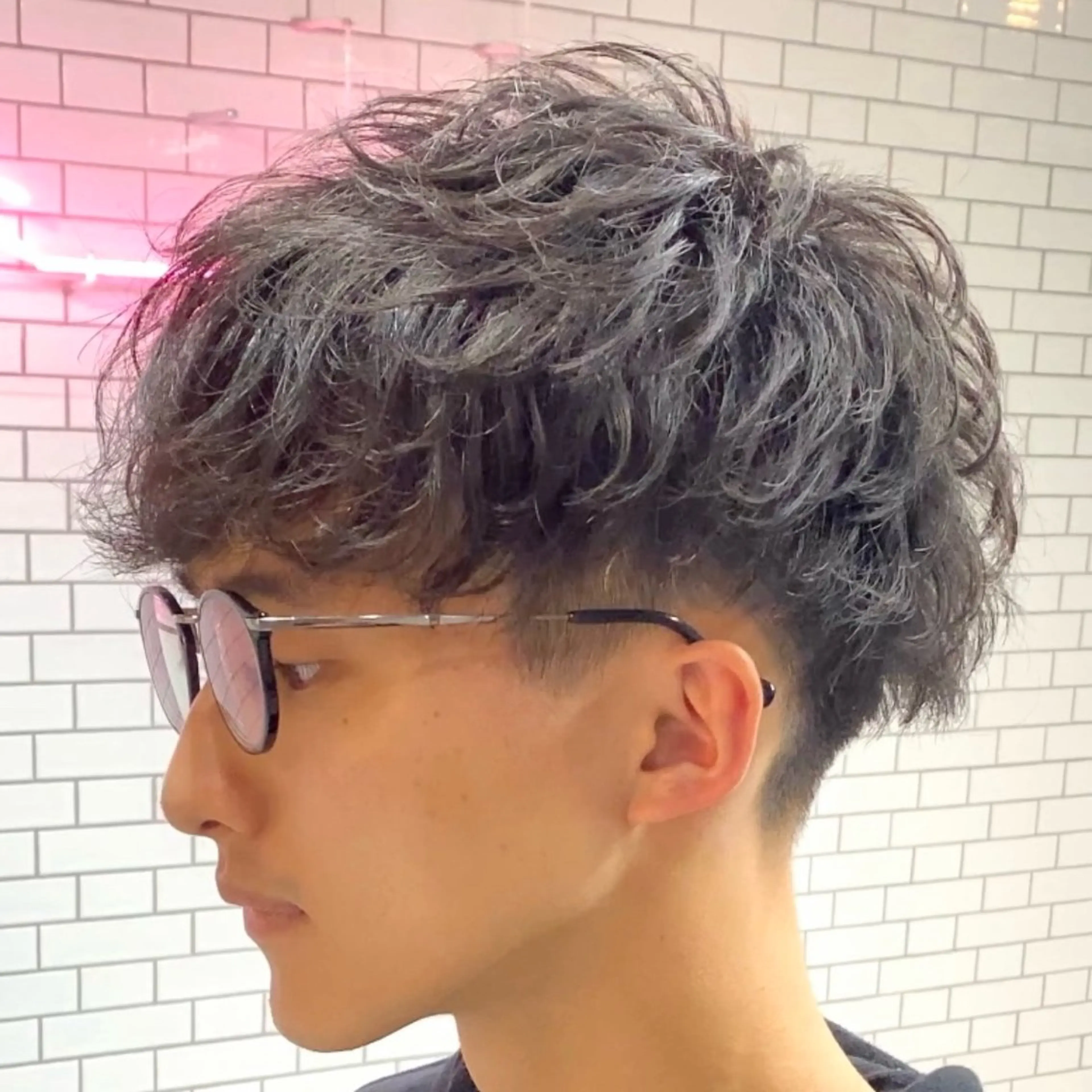 ショート パーマ メンズ センターパート メンズハイライト メンズメッシュ メンズパーマ スパイキーショート 中崎町メンズパーマ/ シャドウ/山下拓実のヘアスタイル