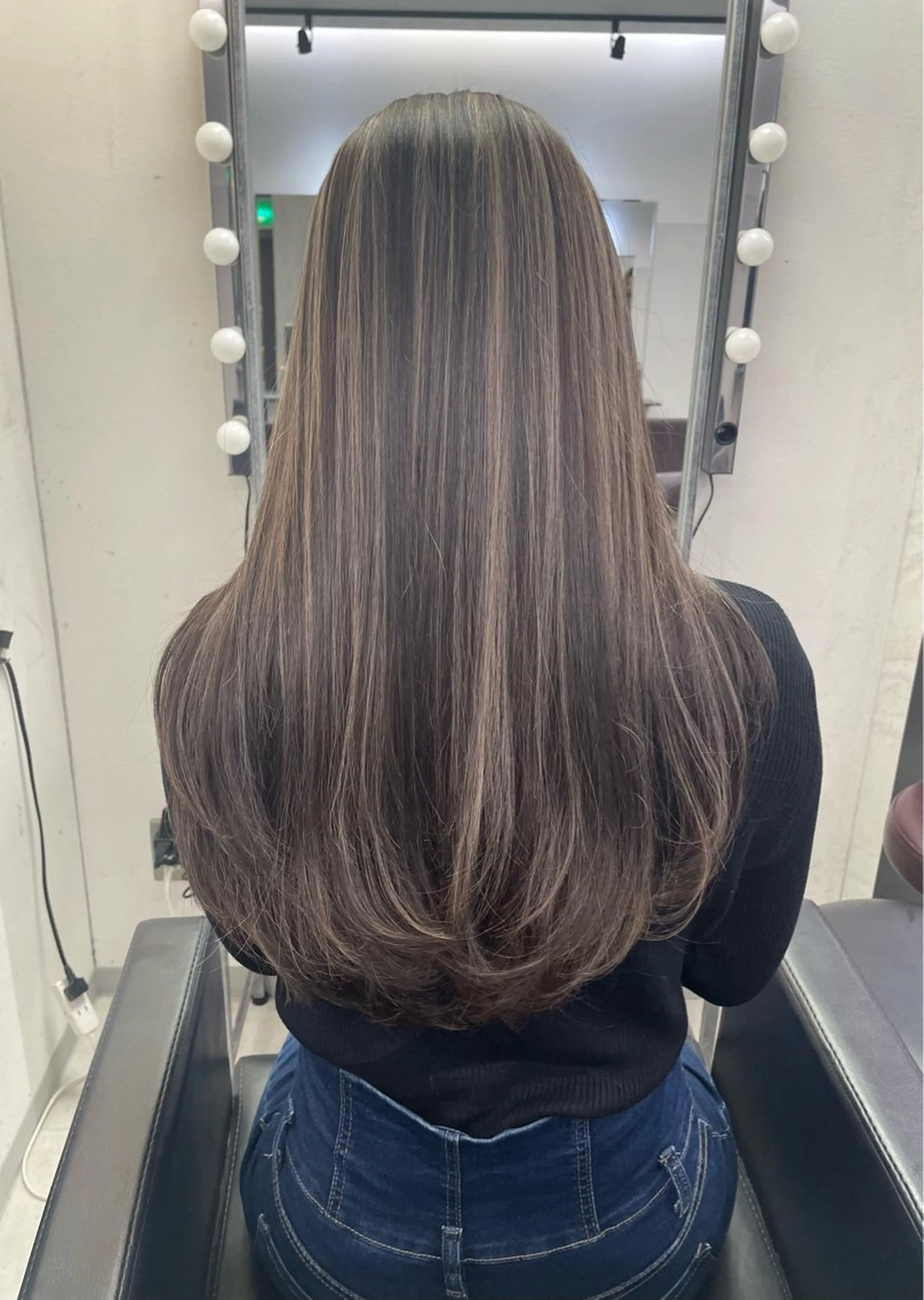 カラー ハイライトカラー AIRI layer cut hairのヘアスタイル