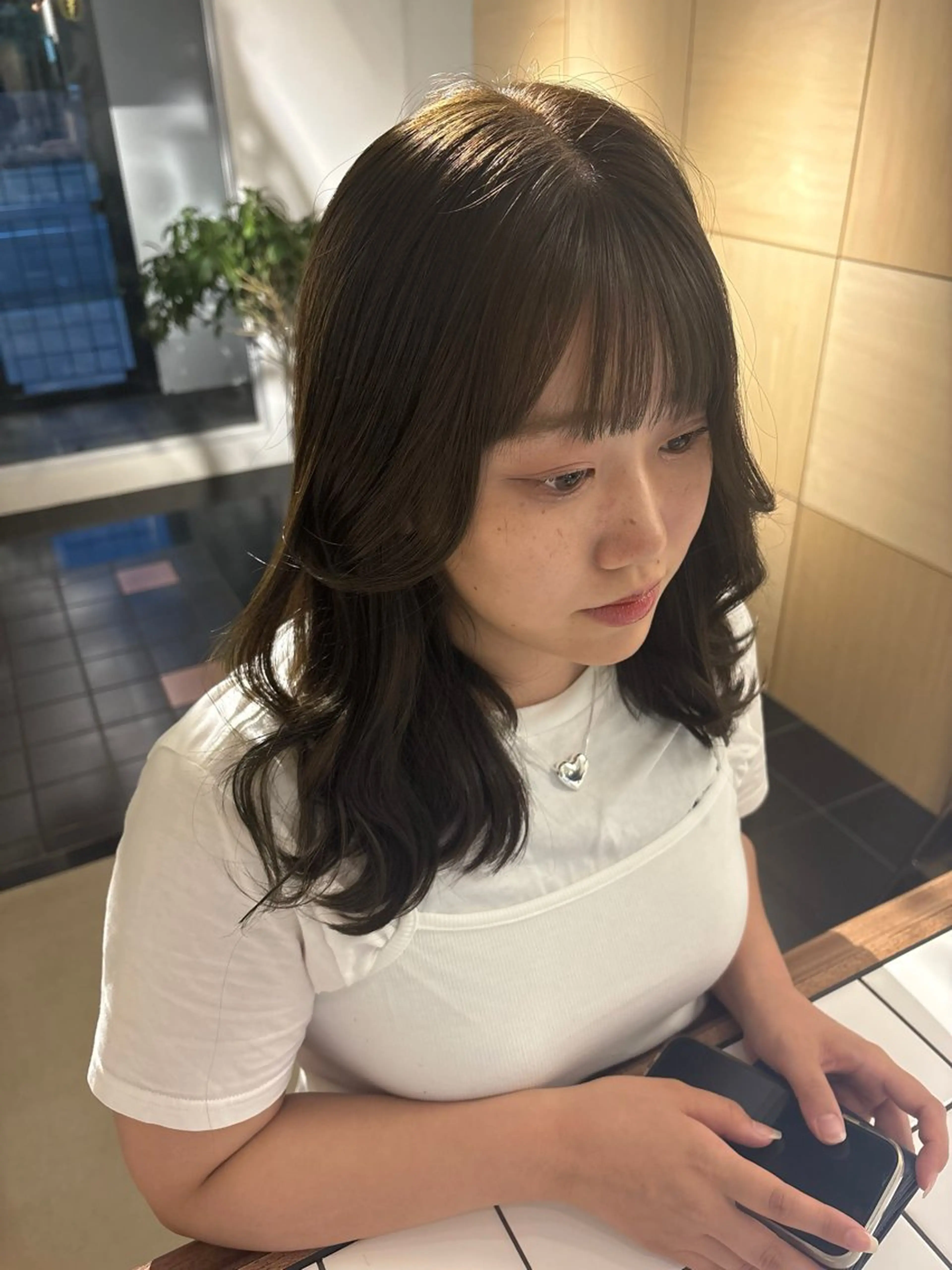 ミディアム カラー ベージュカラー オリーブベージュ カット ヘアカラー Yui⭐️ 透け感カラーのヘアスタイル