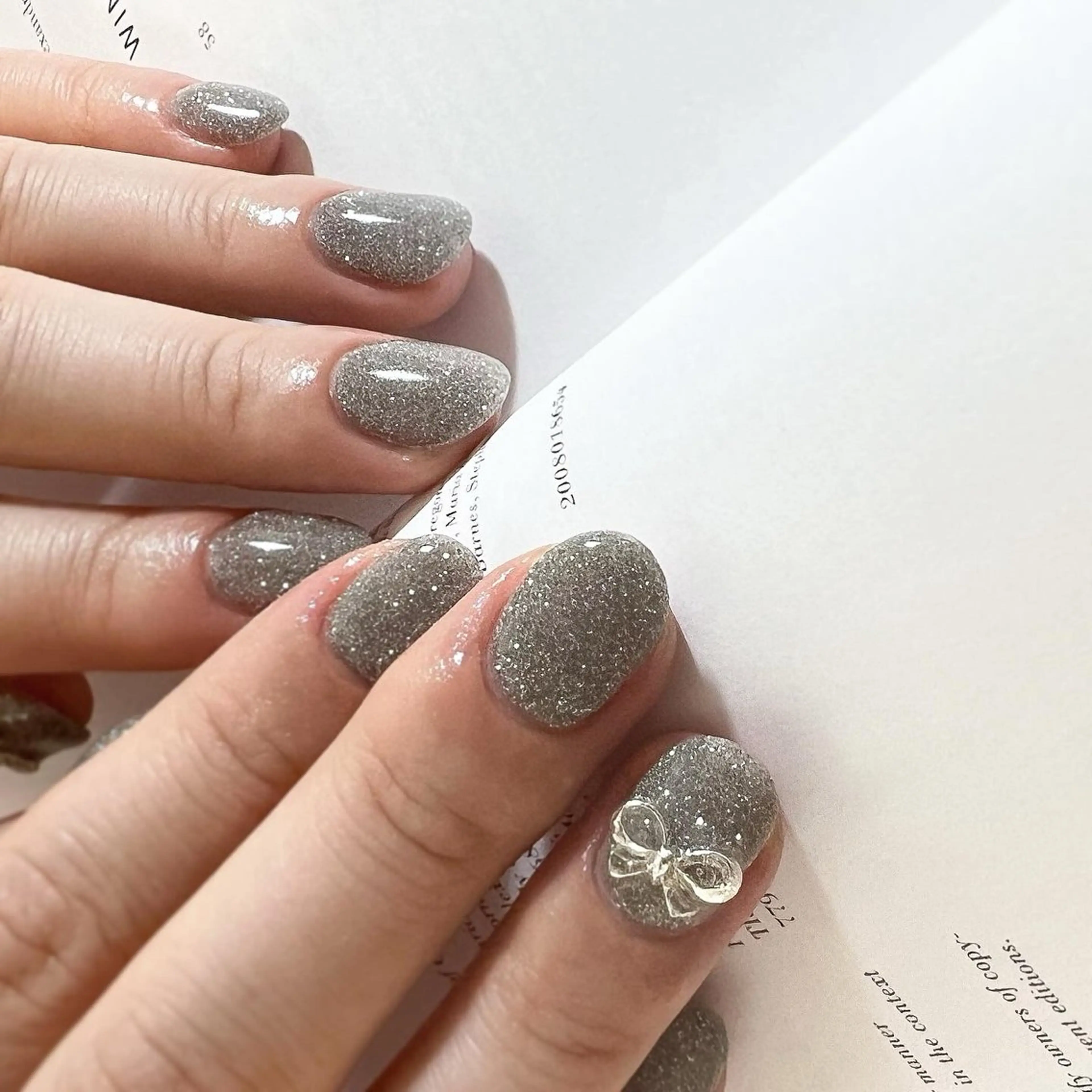 ネイル フラッシュネイル リボン シルバー 冬ネイル ハンドネイル pointillé .ayaのネイルデザイン