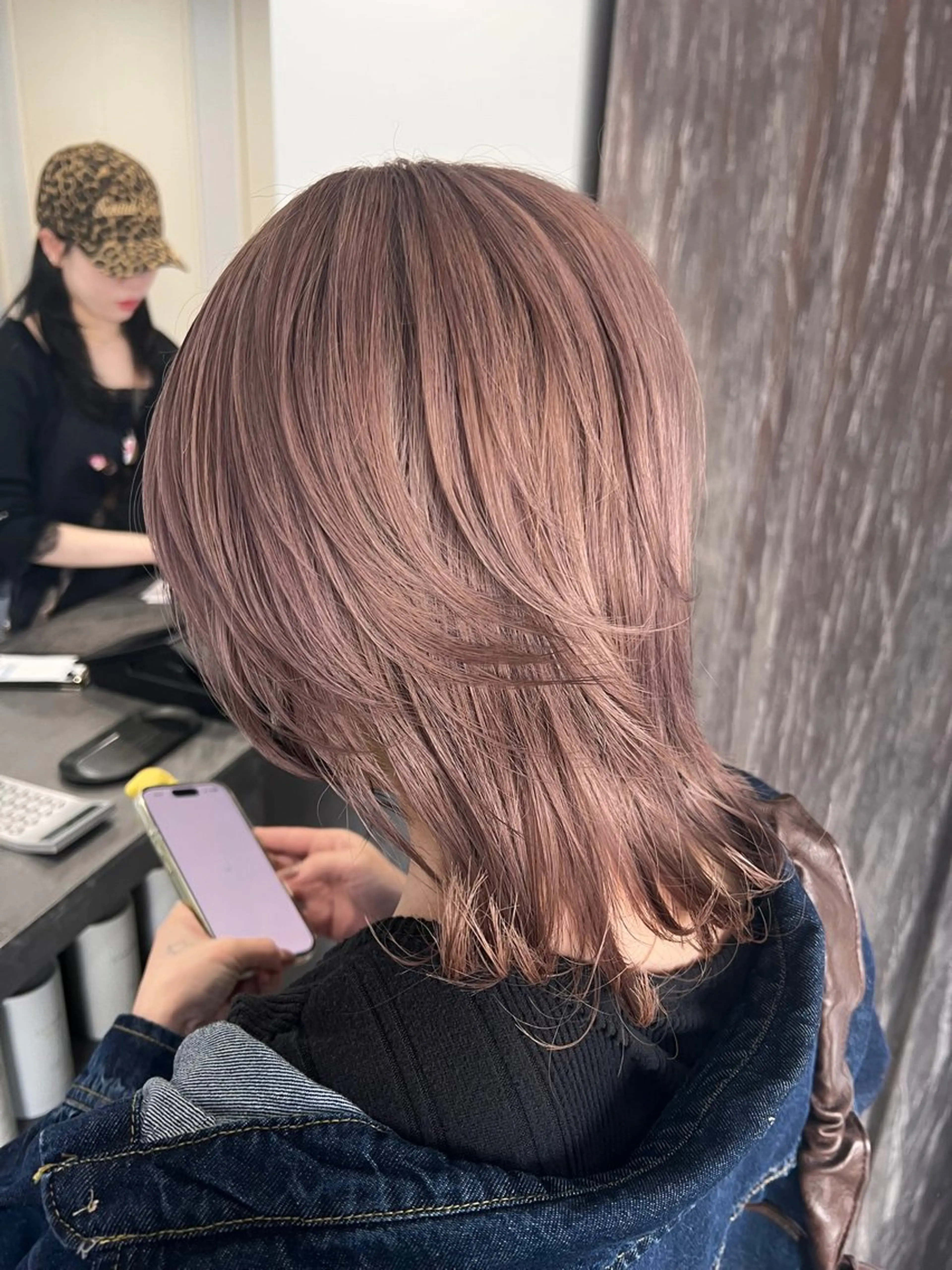 ミディアム カラー ベージュカラー ブリーチ 透明感カラー ピンクカラー ピンクベージュ 小番 茜海のヘアスタイル