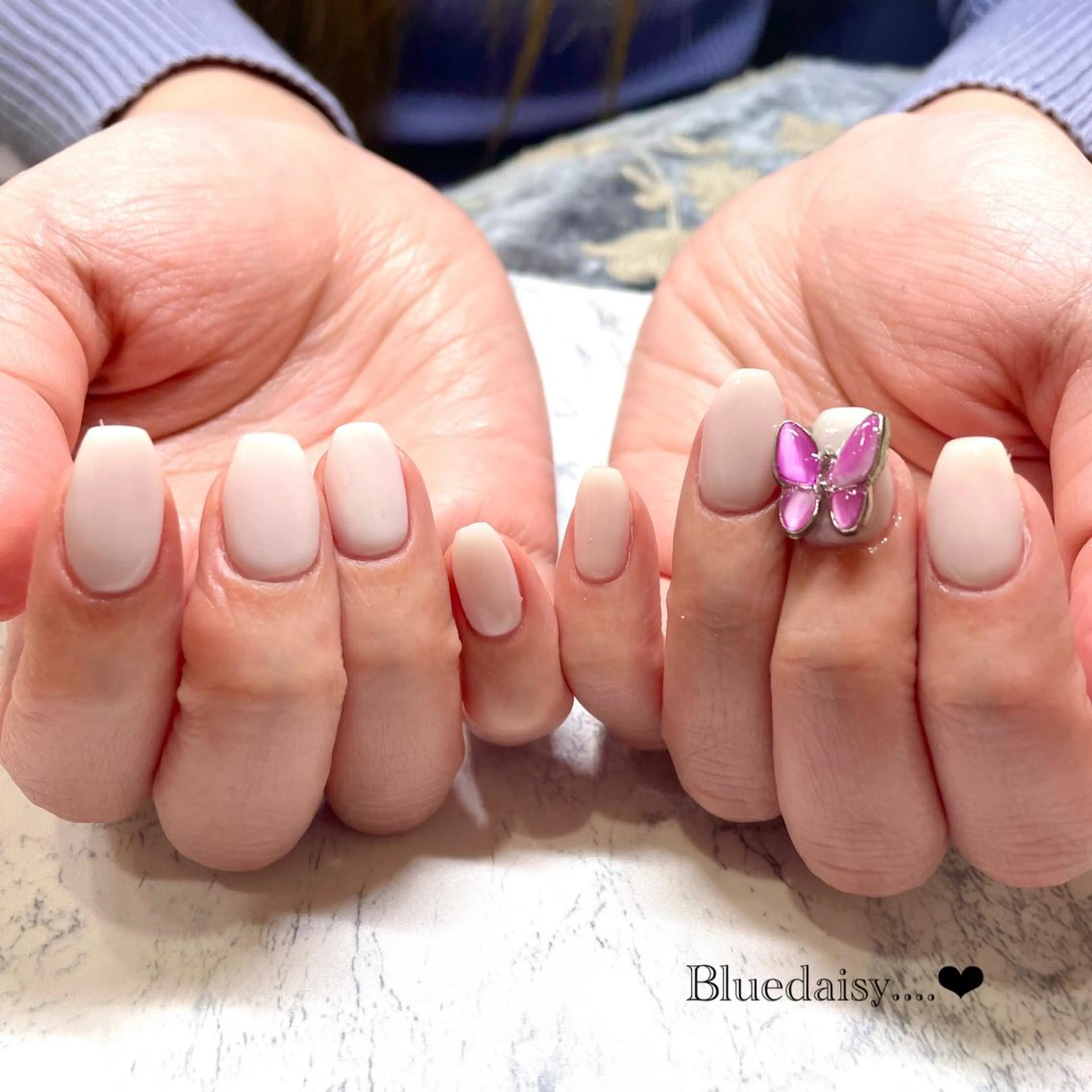 ネイル ホワイト Blue daisy 栄本店のネイルデザイン