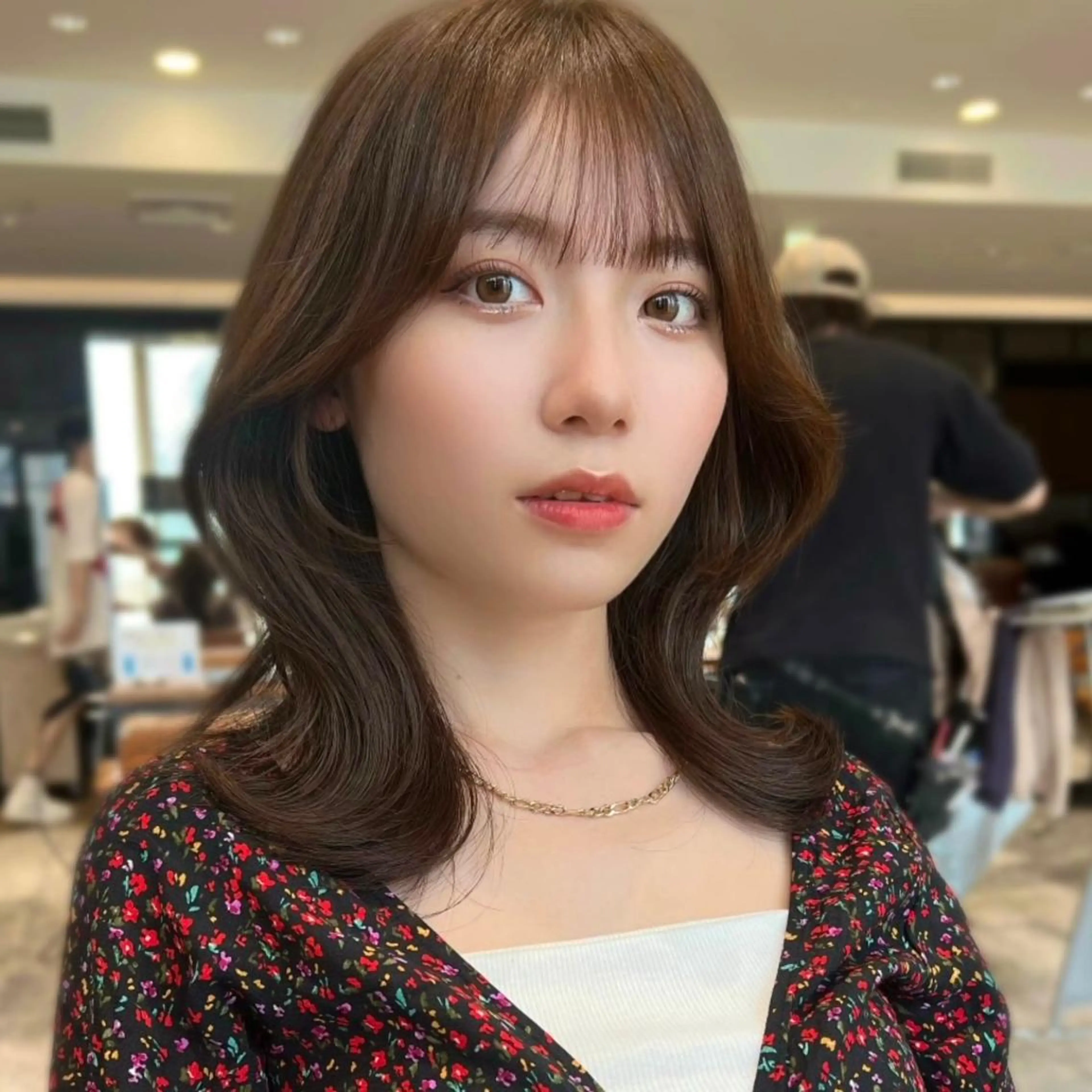 ミディアム カラー ヘアアレンジ くびれヘア 顔周りカット 韓国風ヘア 似合わせカット サイドバング 日本一の小顔カット/ ボブ/顔周り/韓国のヘアスタイル