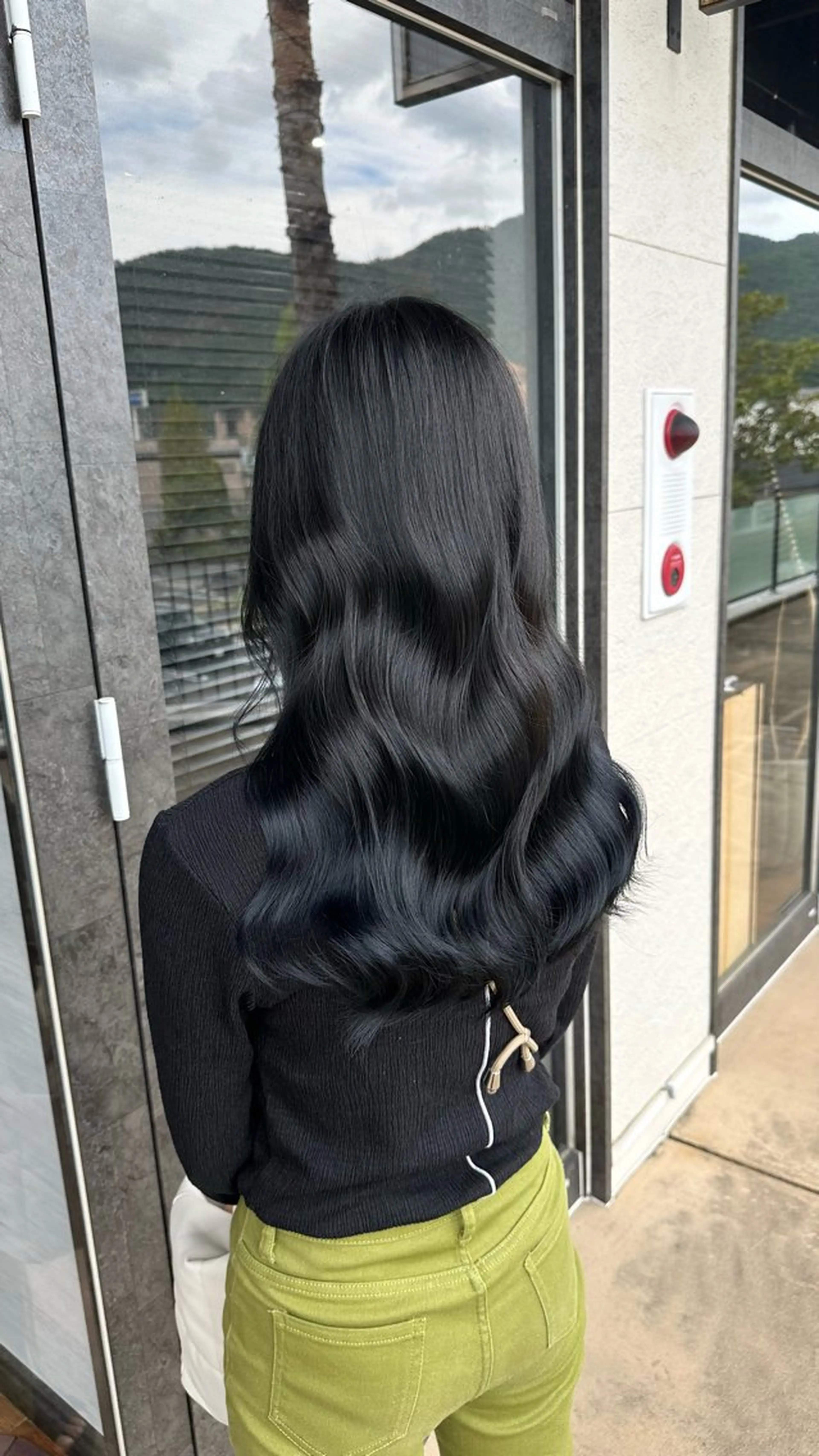 ロング カラー 黒髪 ブルーカラー ブルーブラック ヘアカラー トリートメント 鵜飼 真伍のヘアスタイル
