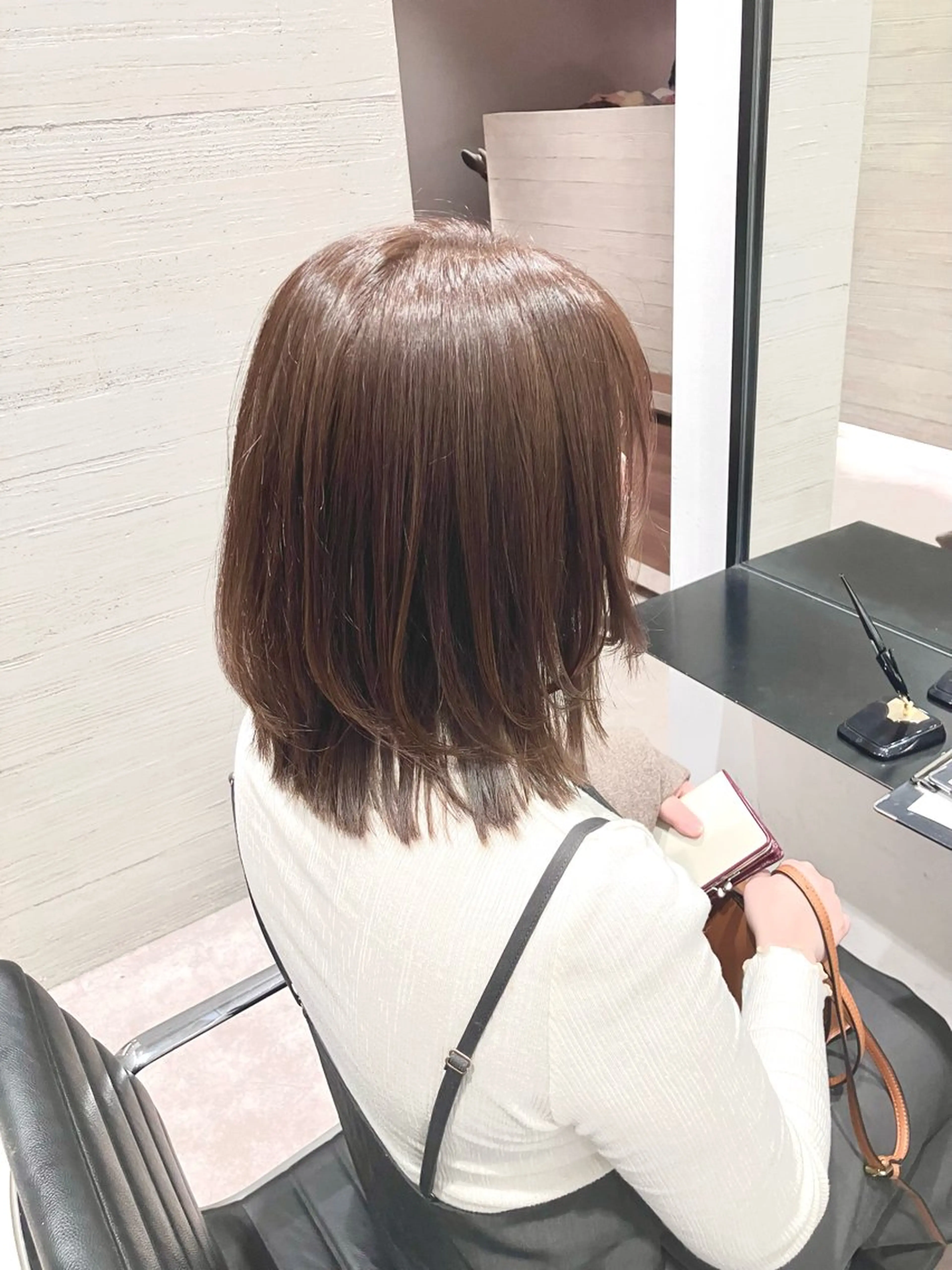 ミディアム カラー ミディアムレイヤー グレージュ レイヤーカット サキ🤍ハイトーン 🩰くびれ巻きヘアのヘアスタイル