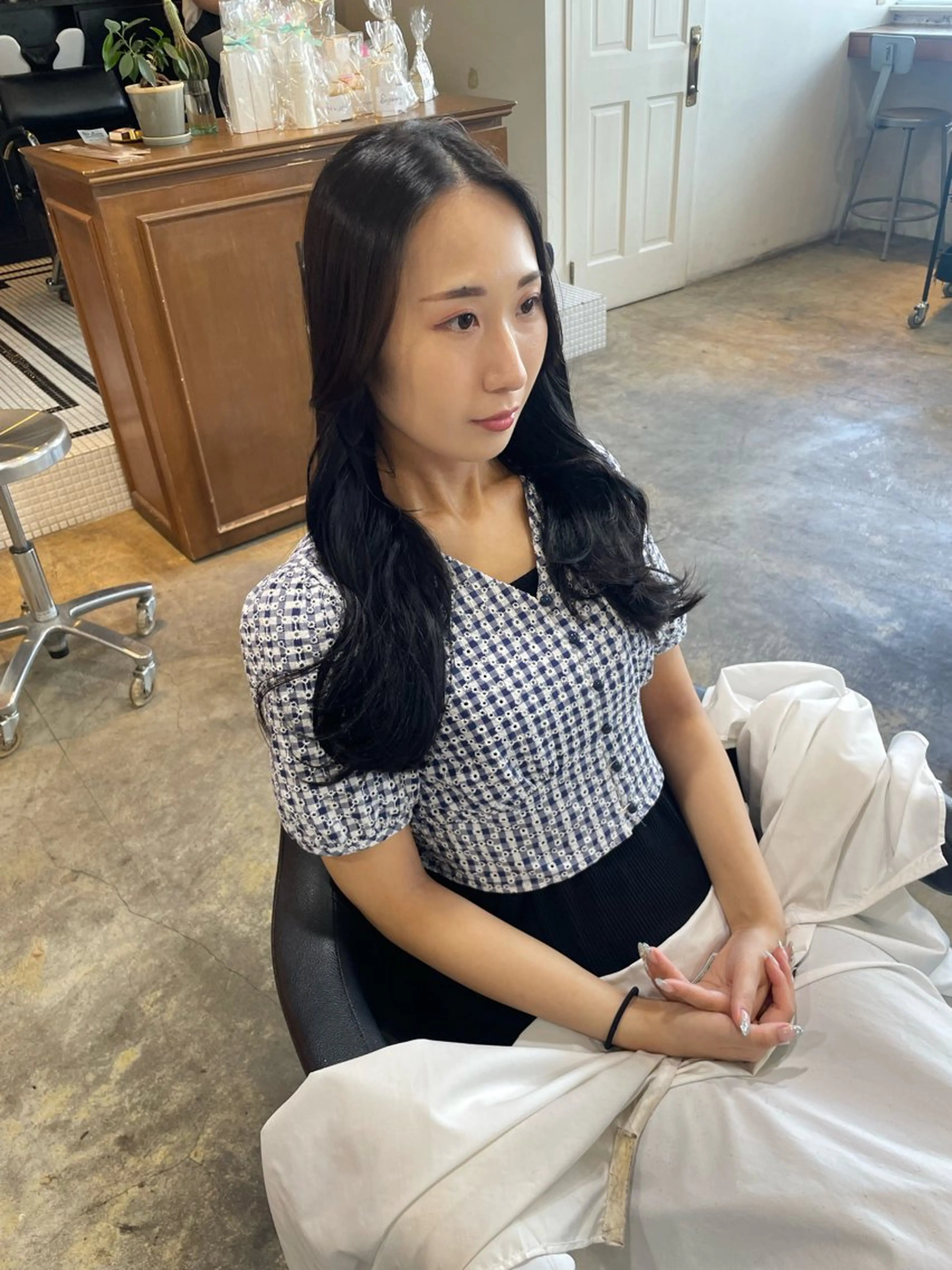 ロング カラー 黒髪 ブルーカラー ブルーブラック カット ヘアカラー トリートメント MIOベージュカラー 柔らかいカラーのヘアスタイル