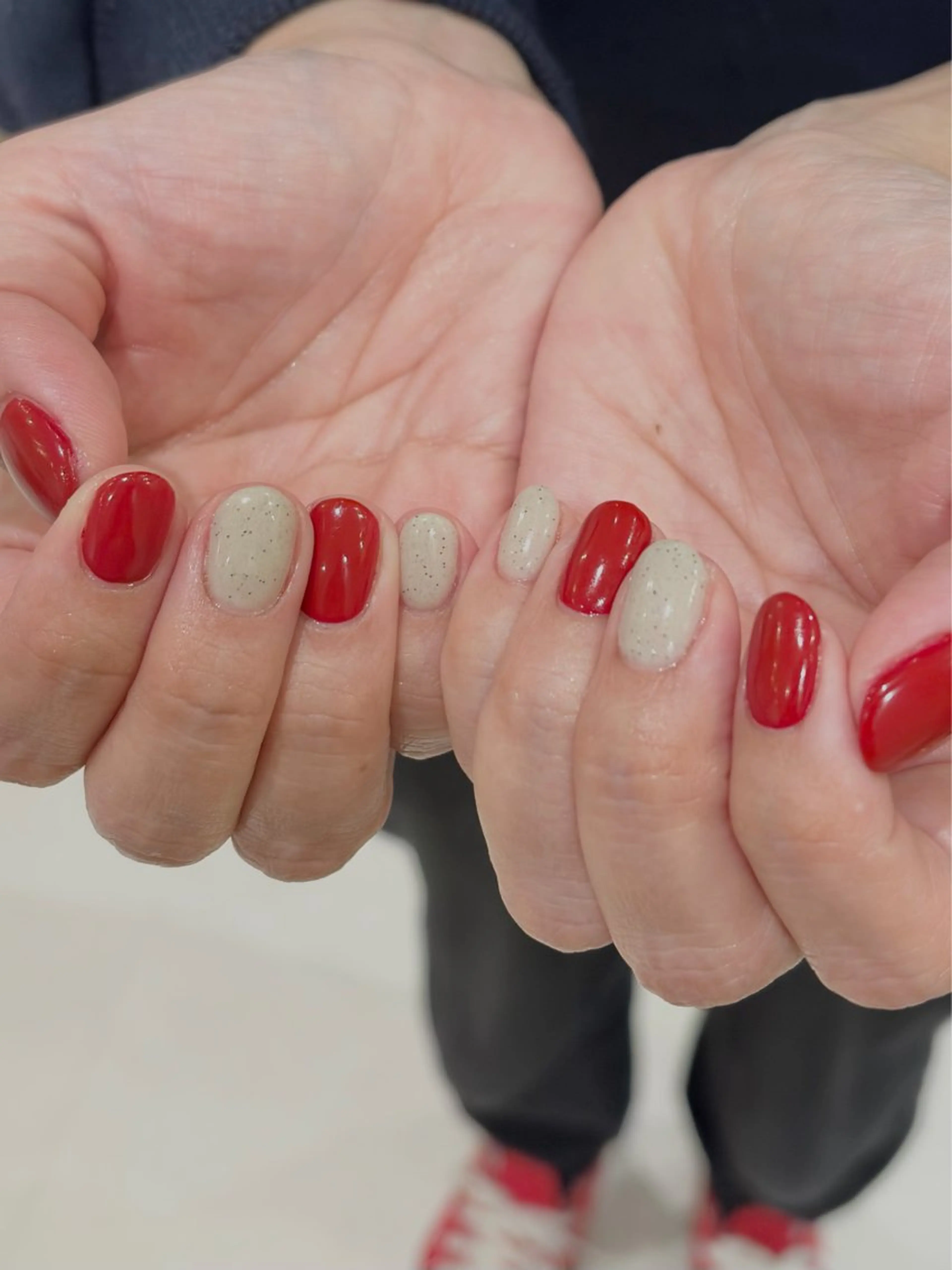 ネイル ワンカラーネイル 赤色 ホワイト salon madre Sakiのネイルデザイン