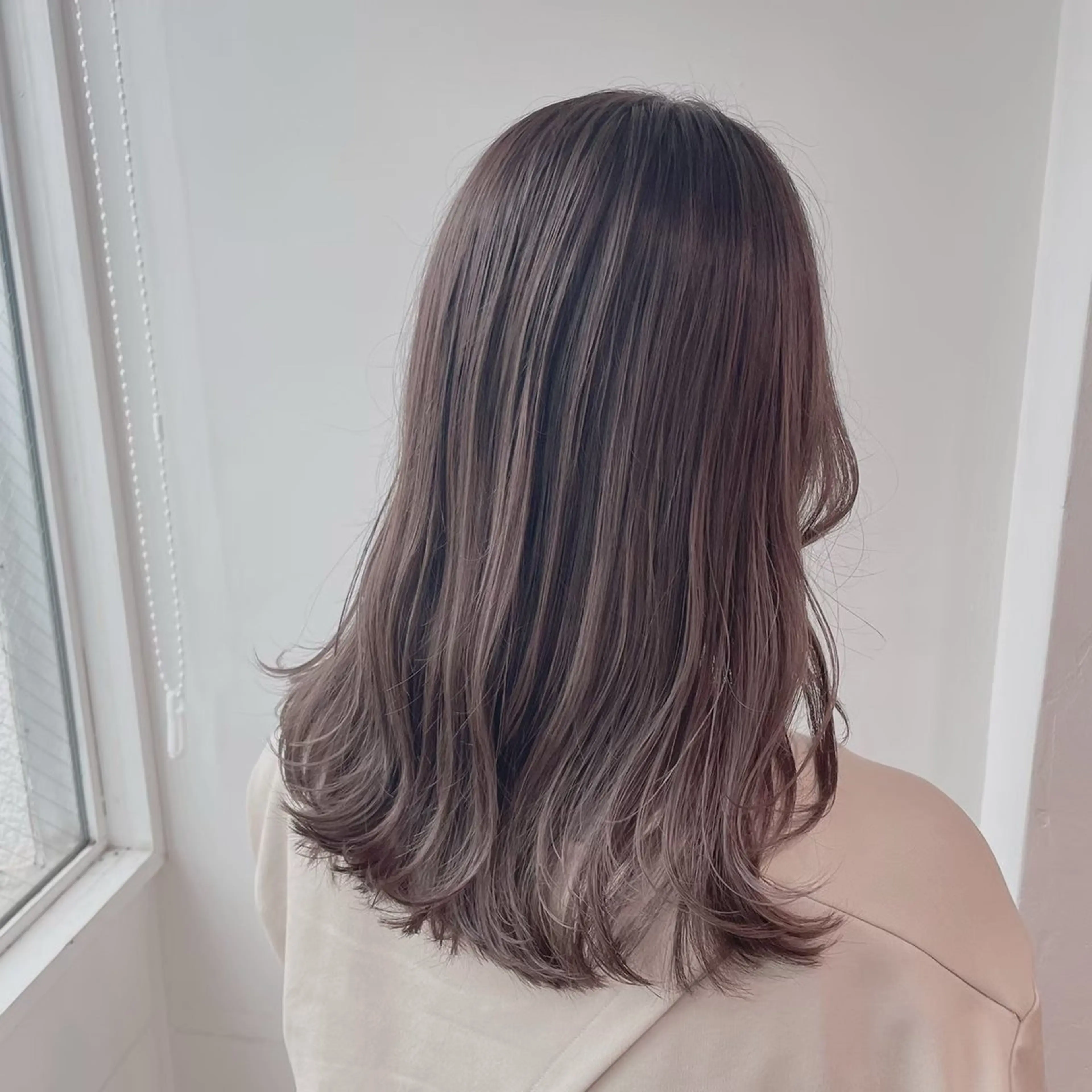 セミロング レイヤーカット 透明感カラーの達人のヘアスタイル