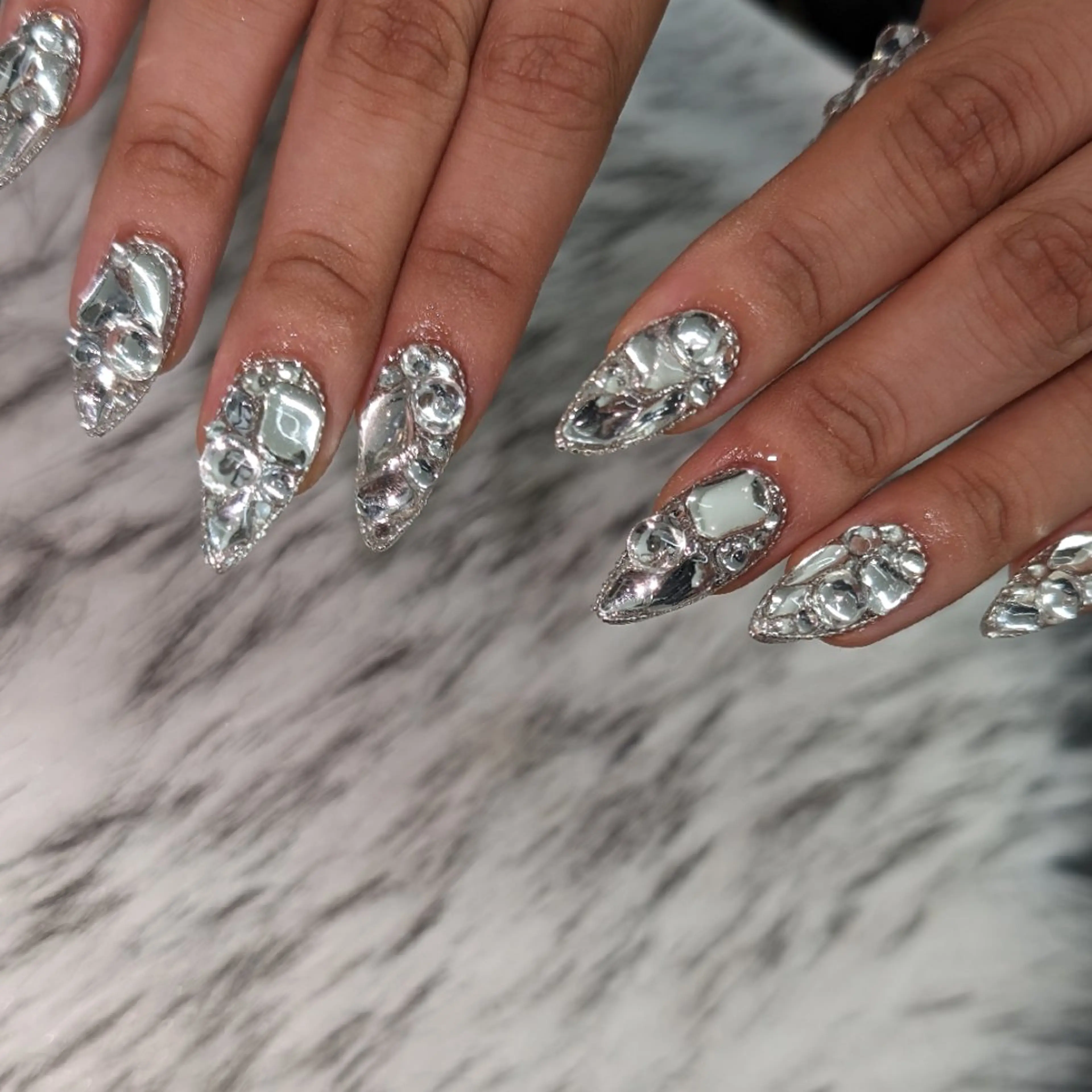 ネイル ハンドネイル RUNWAY 　　の眉毛・アイブロウイメージ