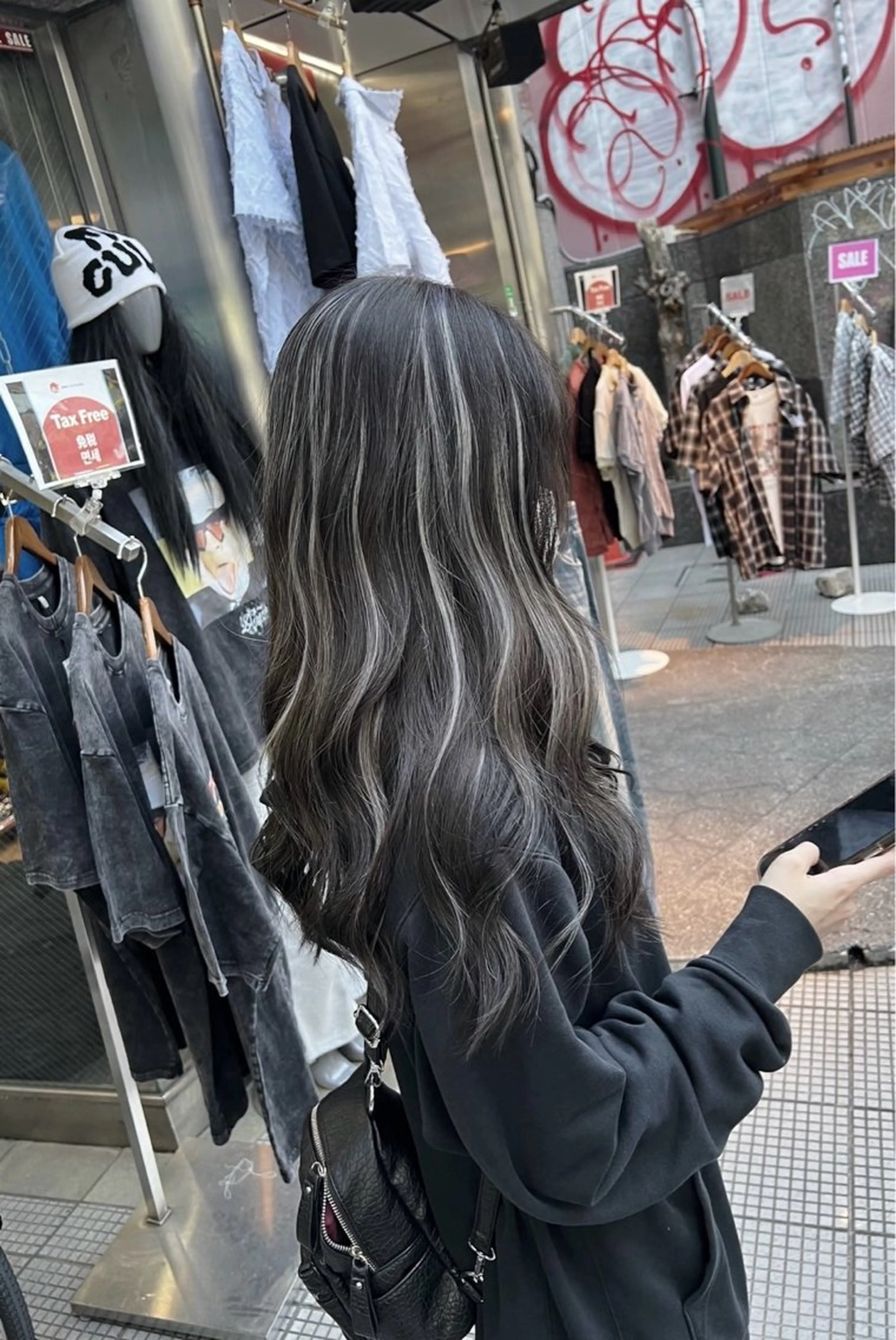 ロング カラー ダークグレー ダークグレージュ グレージュ ハイライトカラー ハイライト ヘアカラー トリートメント 指名数No.1 /NAOYAのヘアスタイル