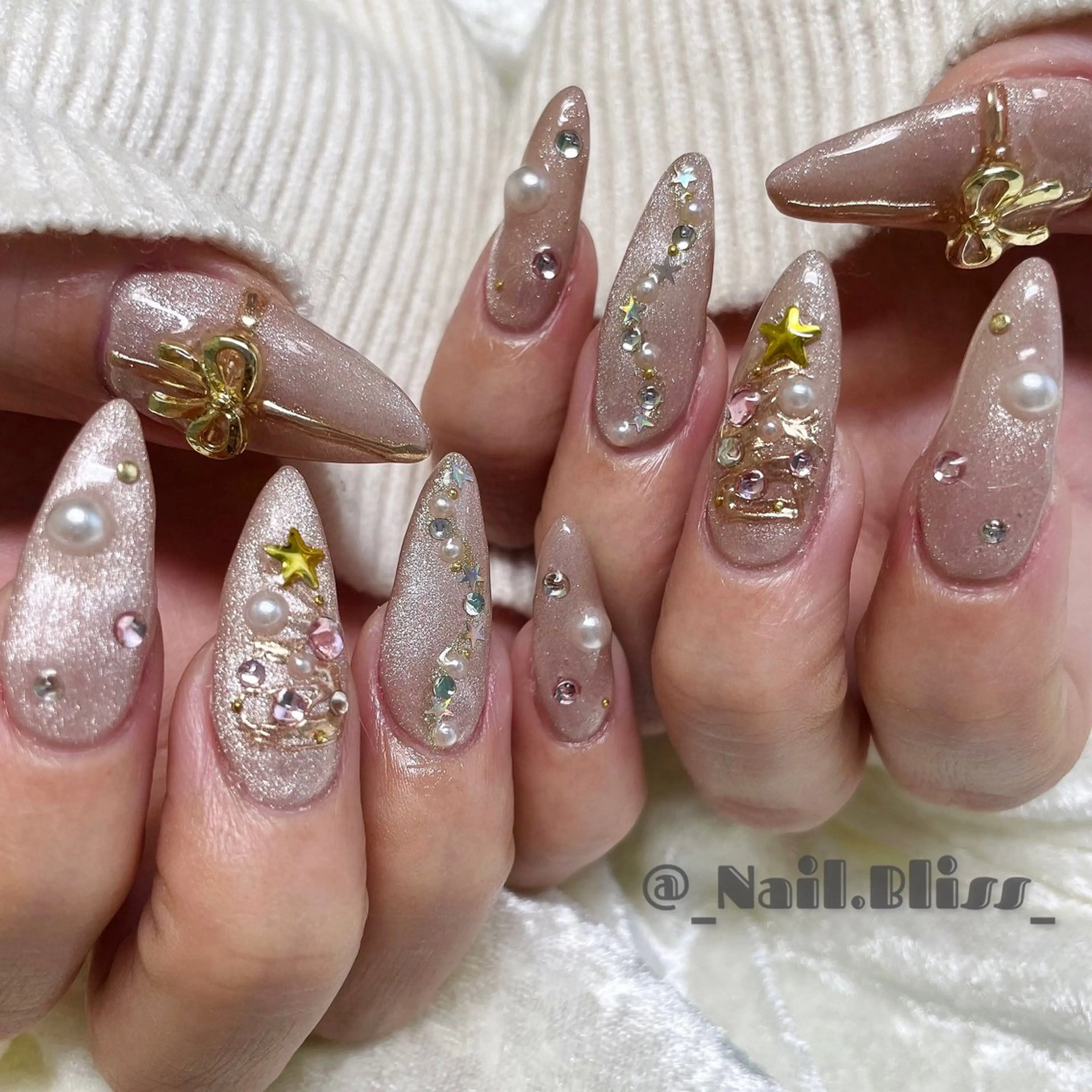 ネイル ガーリー マグネットネイル 冬ネイル クリスマス ハンドネイル NAIL BLISSのネイルデザイン
