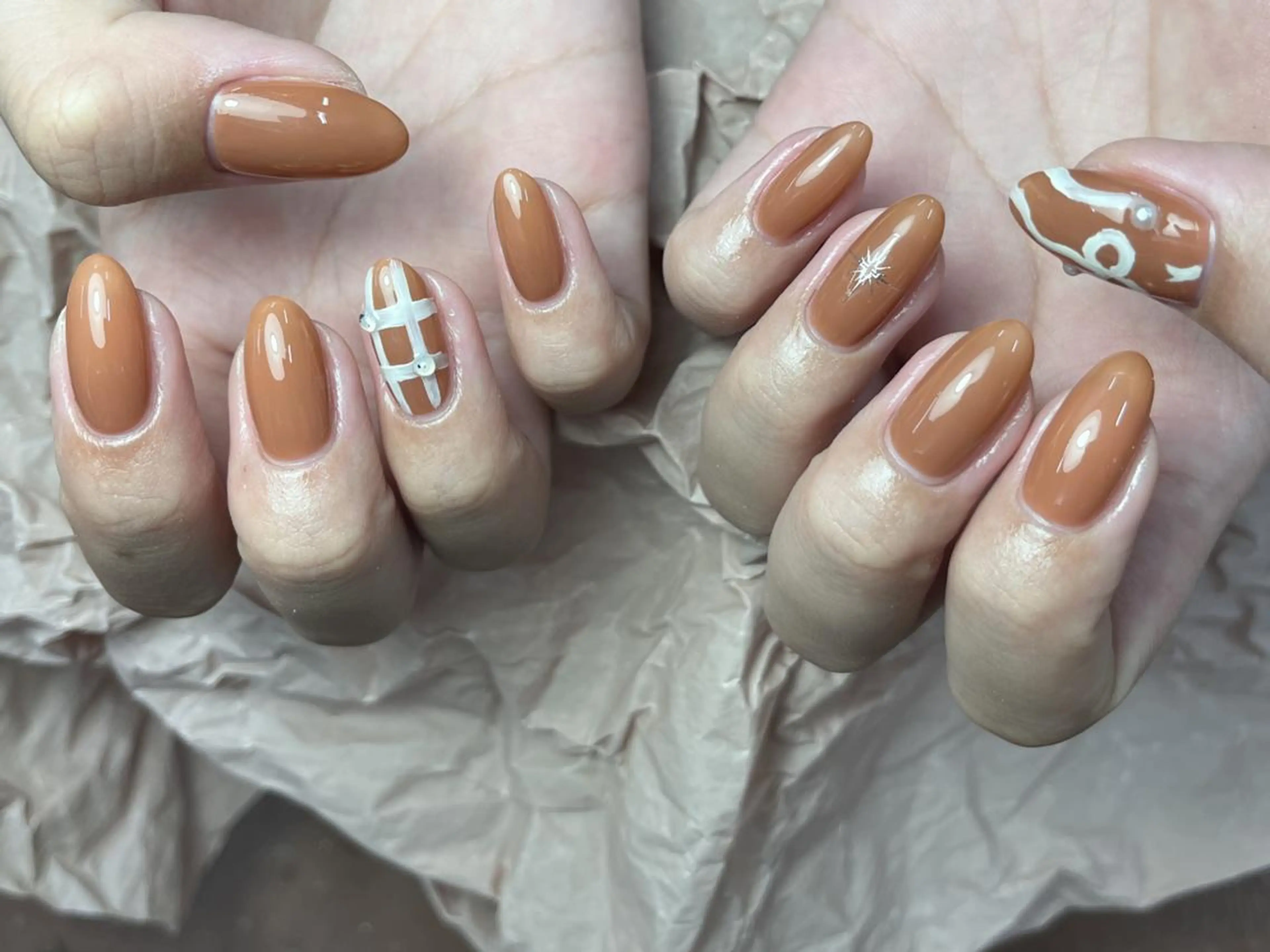 ネイル アートネイル ブラウン オフィスネイル オレンジ シンプルネイル ハンドネイル ToliyDeliy Nail Salonのネイルデザイン