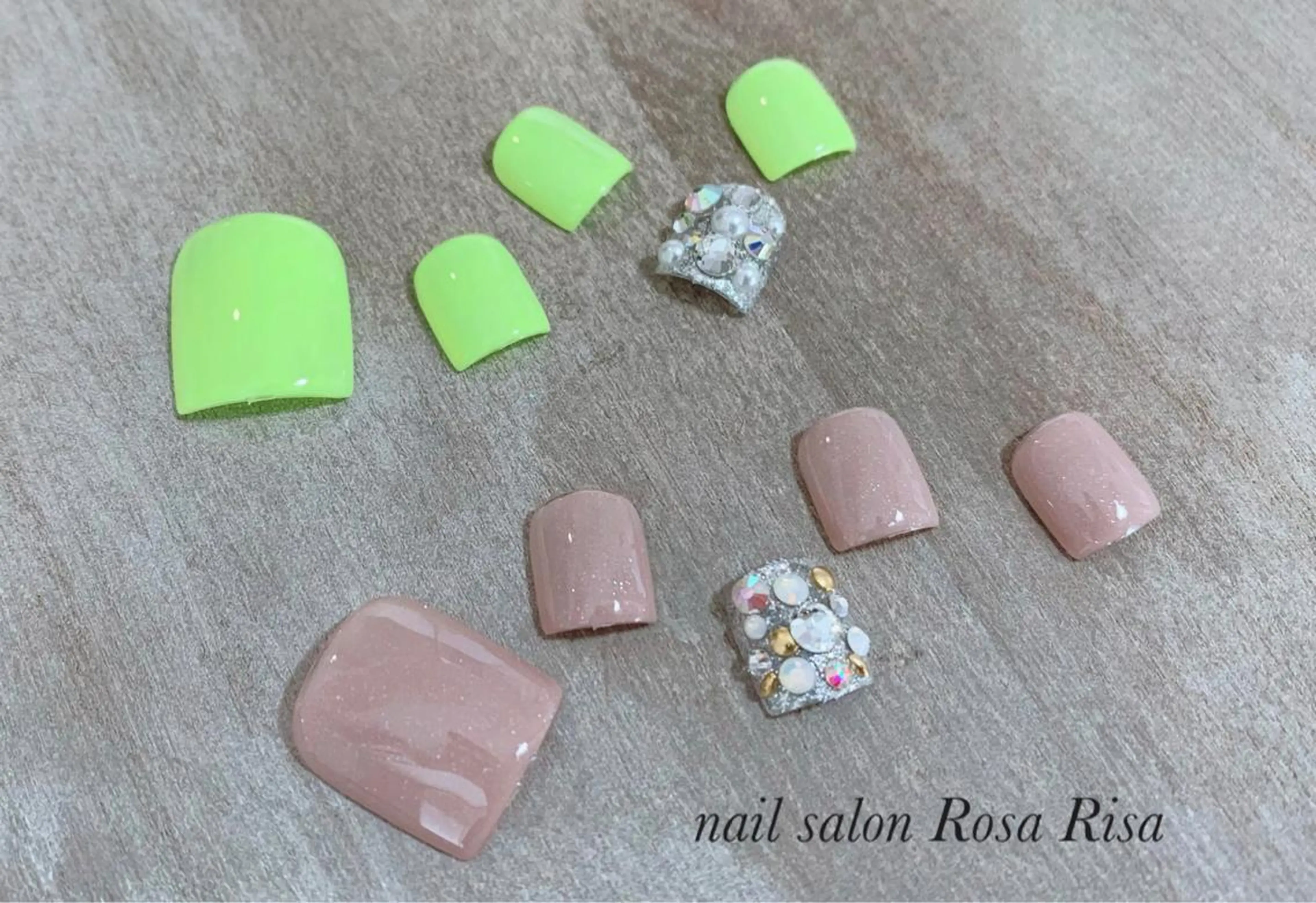 ショート ネイル フットネイル シンプルネイル ストーンネイル ネイルスタジオ シェイクユアハンズのネイルデザイン