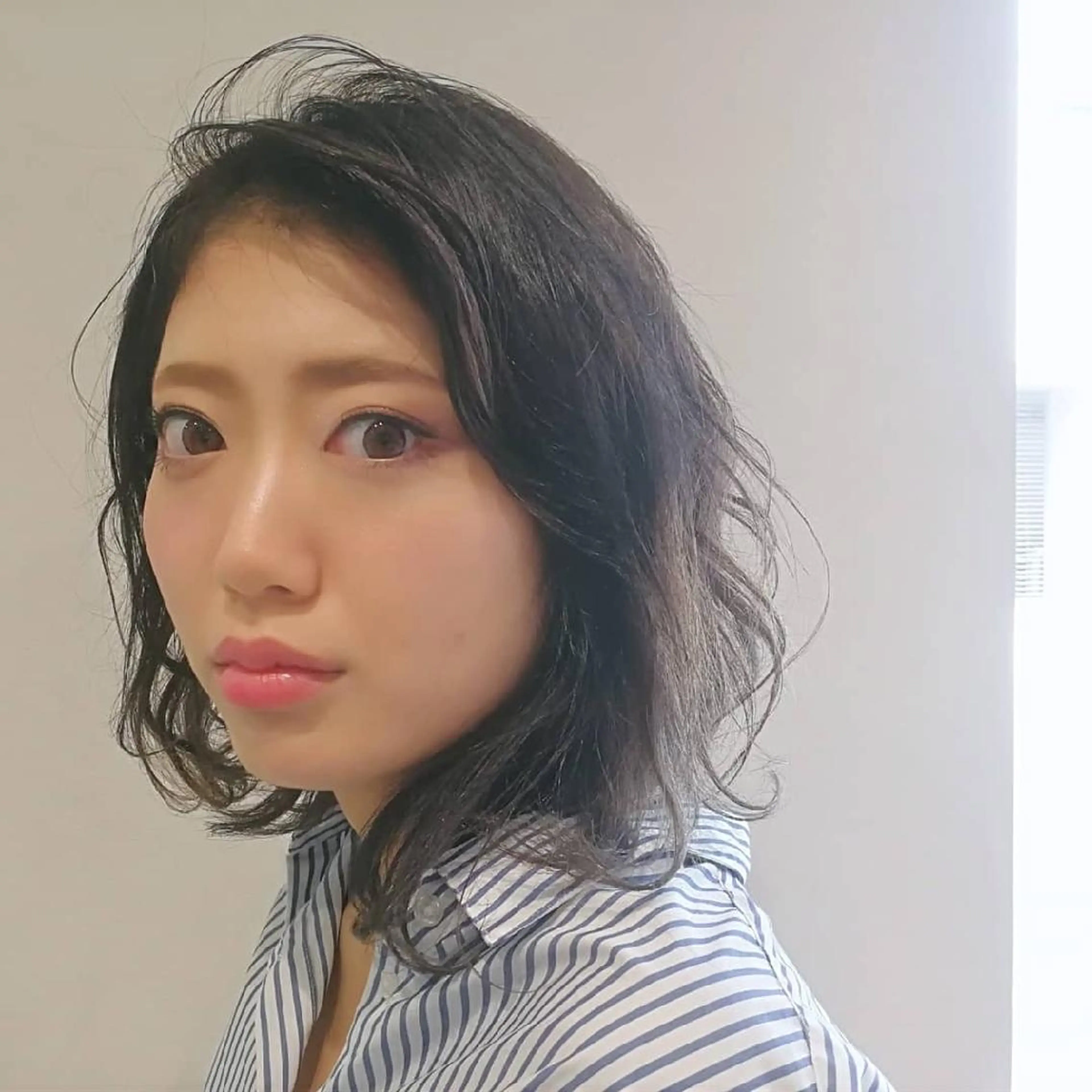 ミディアム パーマ カラー グレージュ ハイライトカラー ハイライト カット ヘアカラー 生田 博紀のヘアスタイル