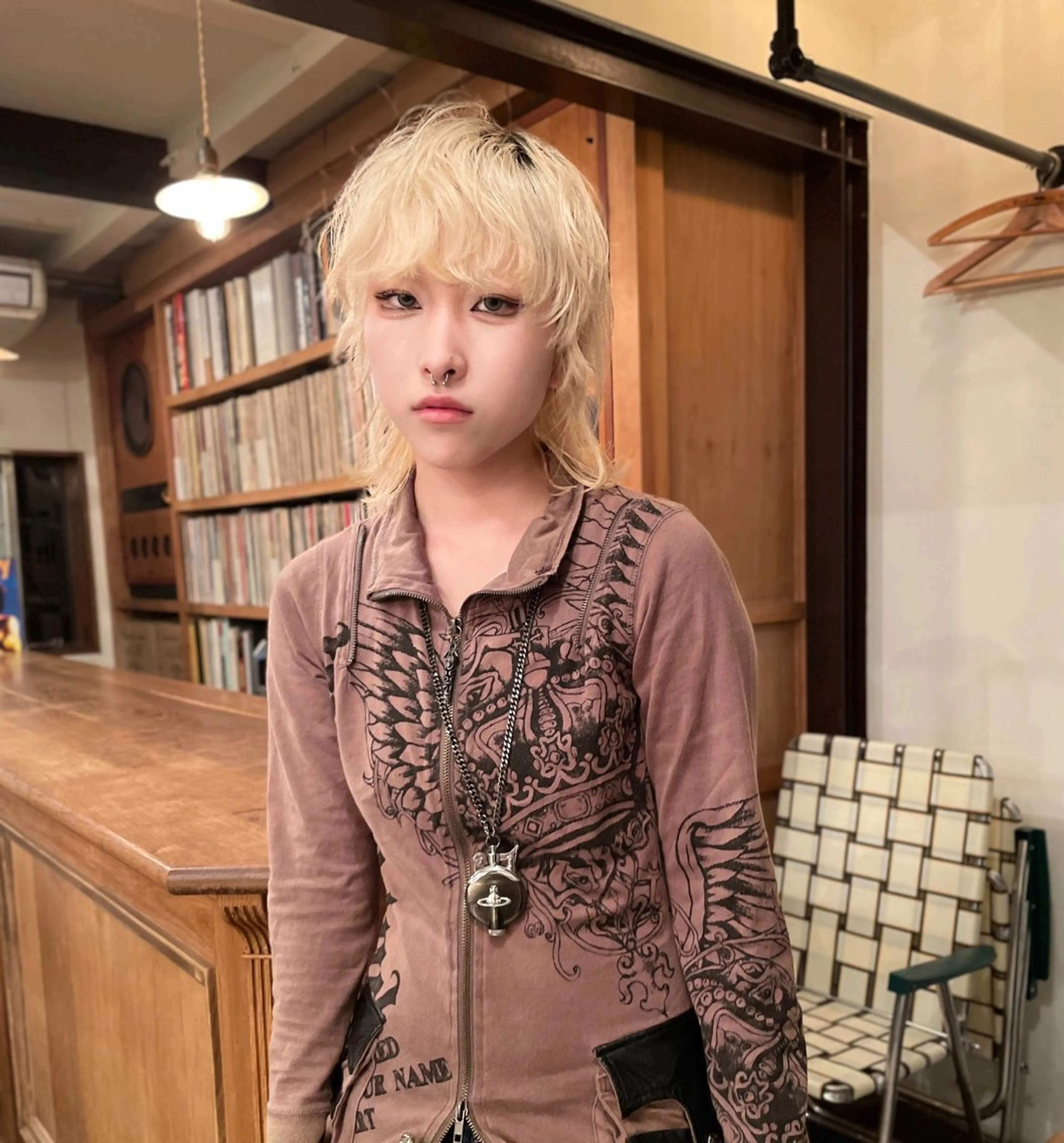 ミディアム カラー ブリーチ 抜きっぱなしブロンド ブロンド ウルフカット 篠江 廉のヘアスタイル