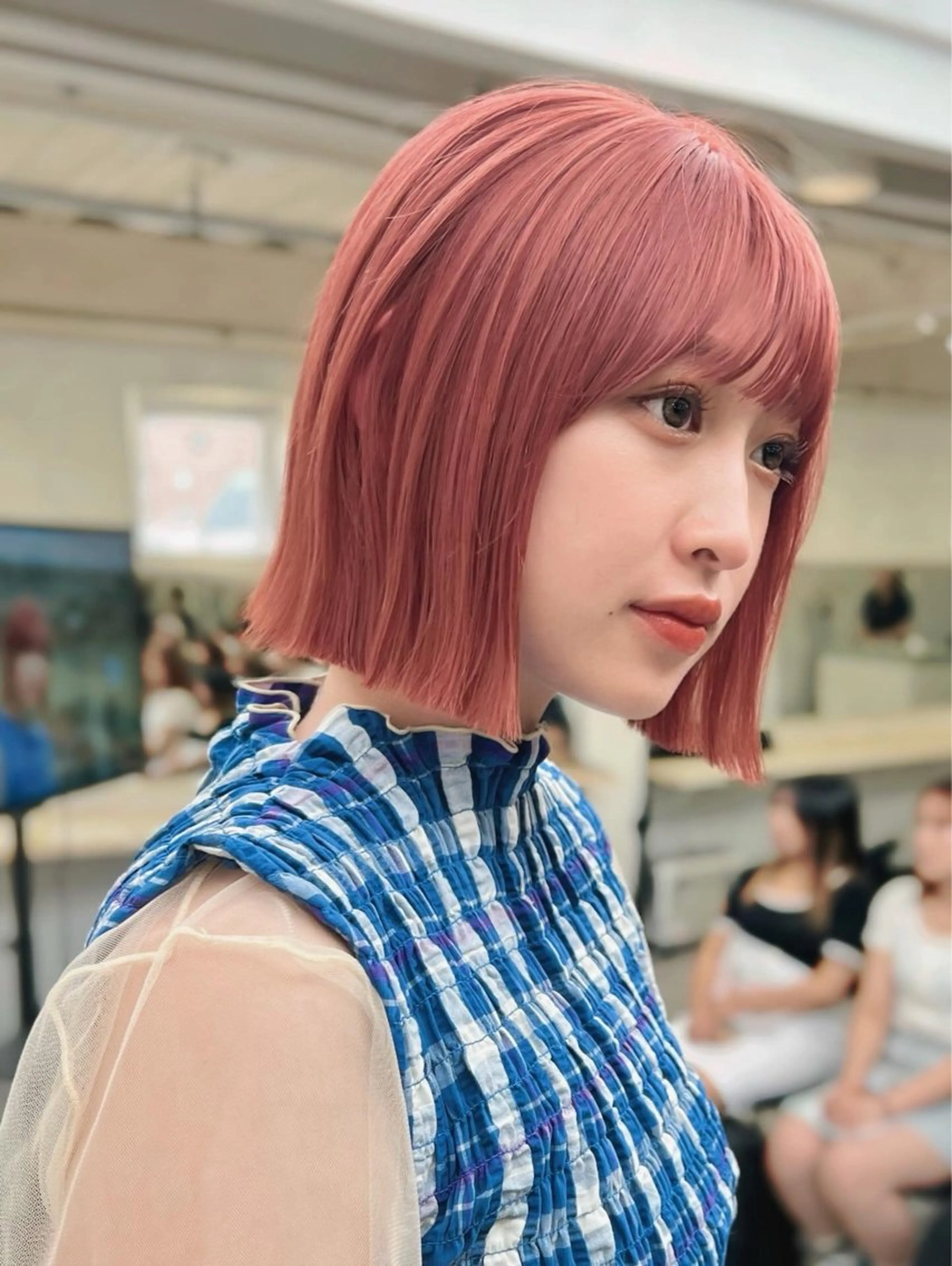 ショート カラー ベージュカラー ブリーチ ピンクカラー ピンクベージュ ボブ 泉 愛美のヘアスタイル