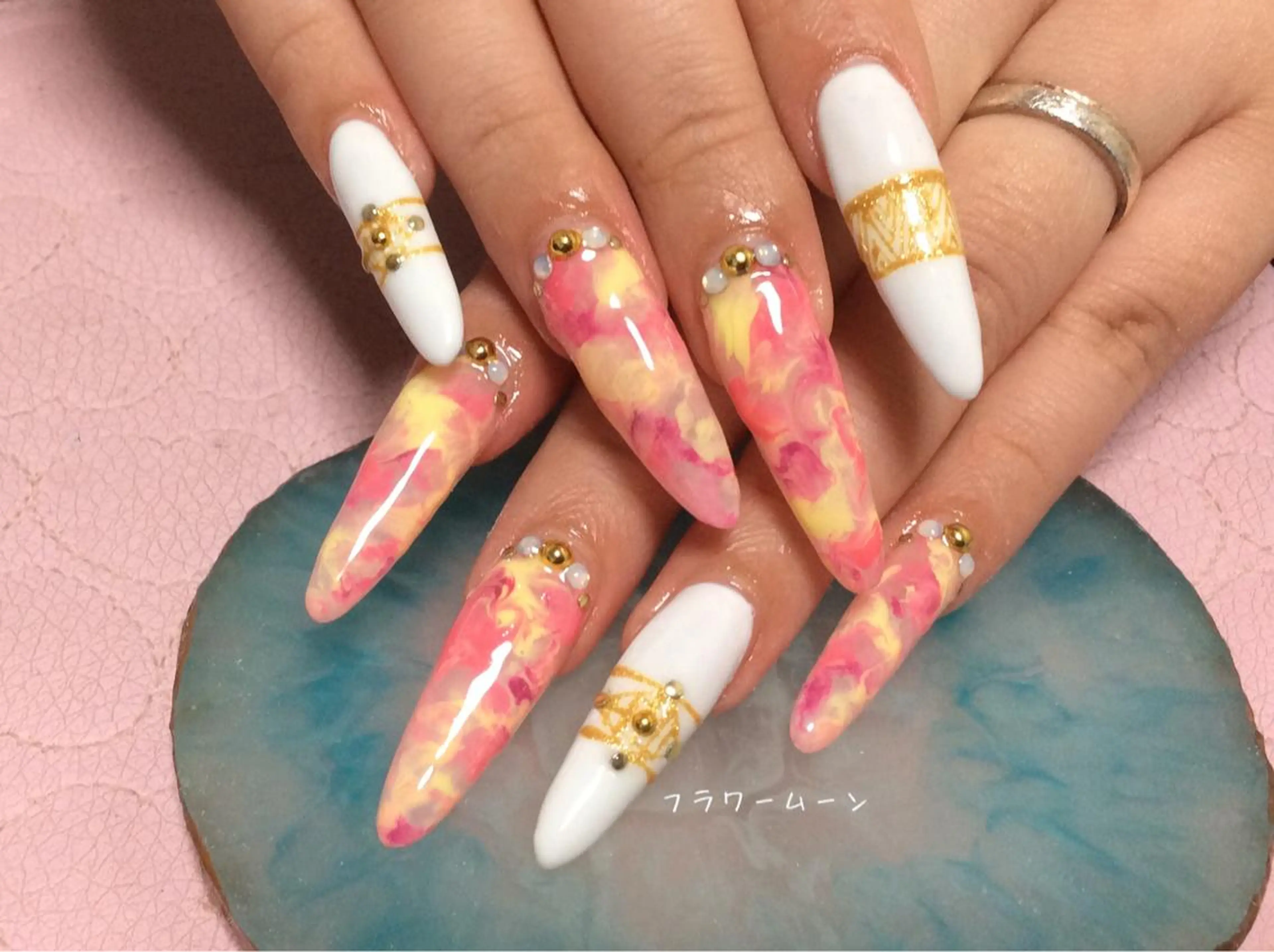 ネイル フラワー ムーンのネイルデザイン