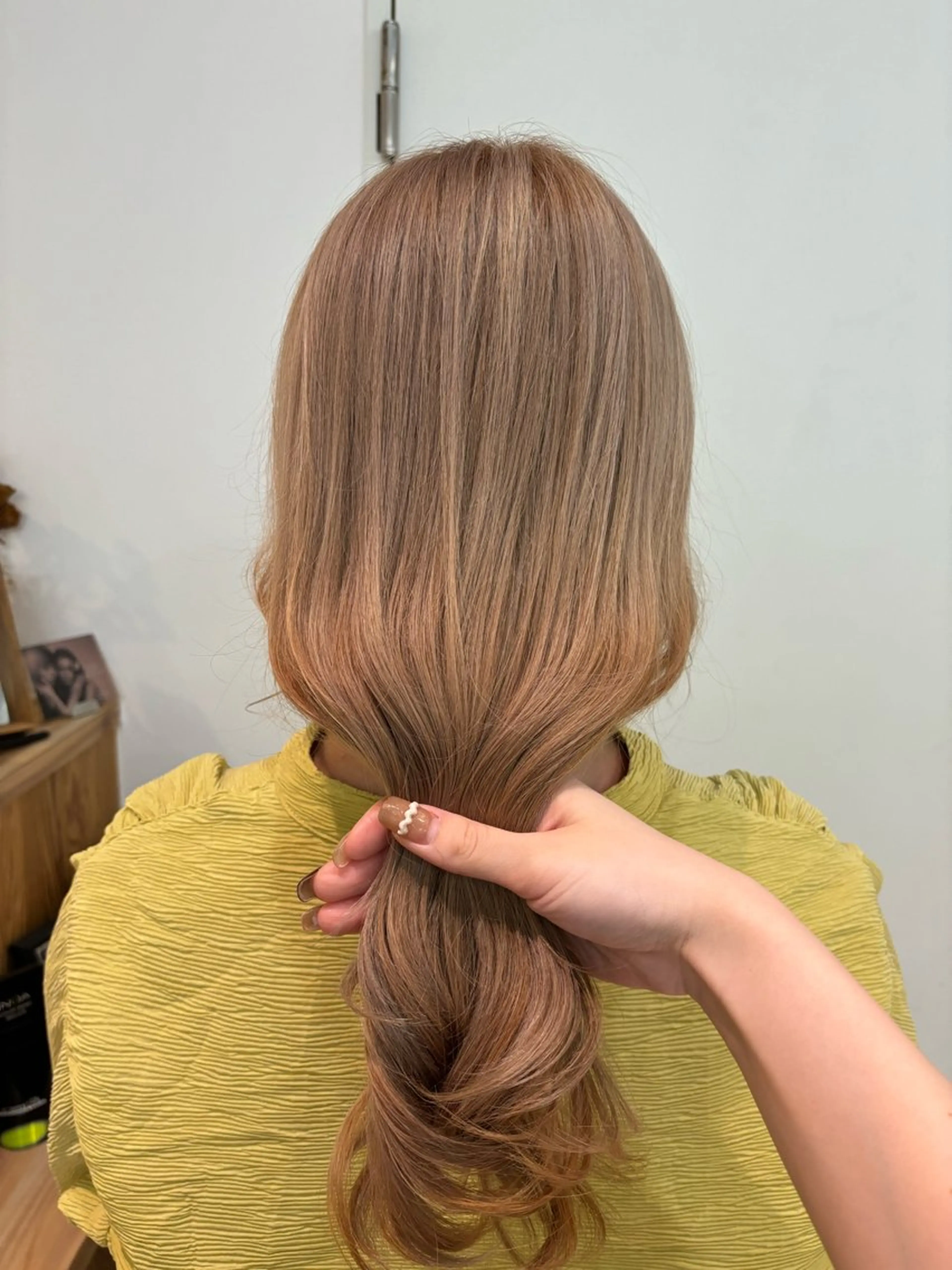 セミロング カラー ベージュカラー ブリーチ ミルクティーベージュ 室谷 ゆりあのヘアスタイル