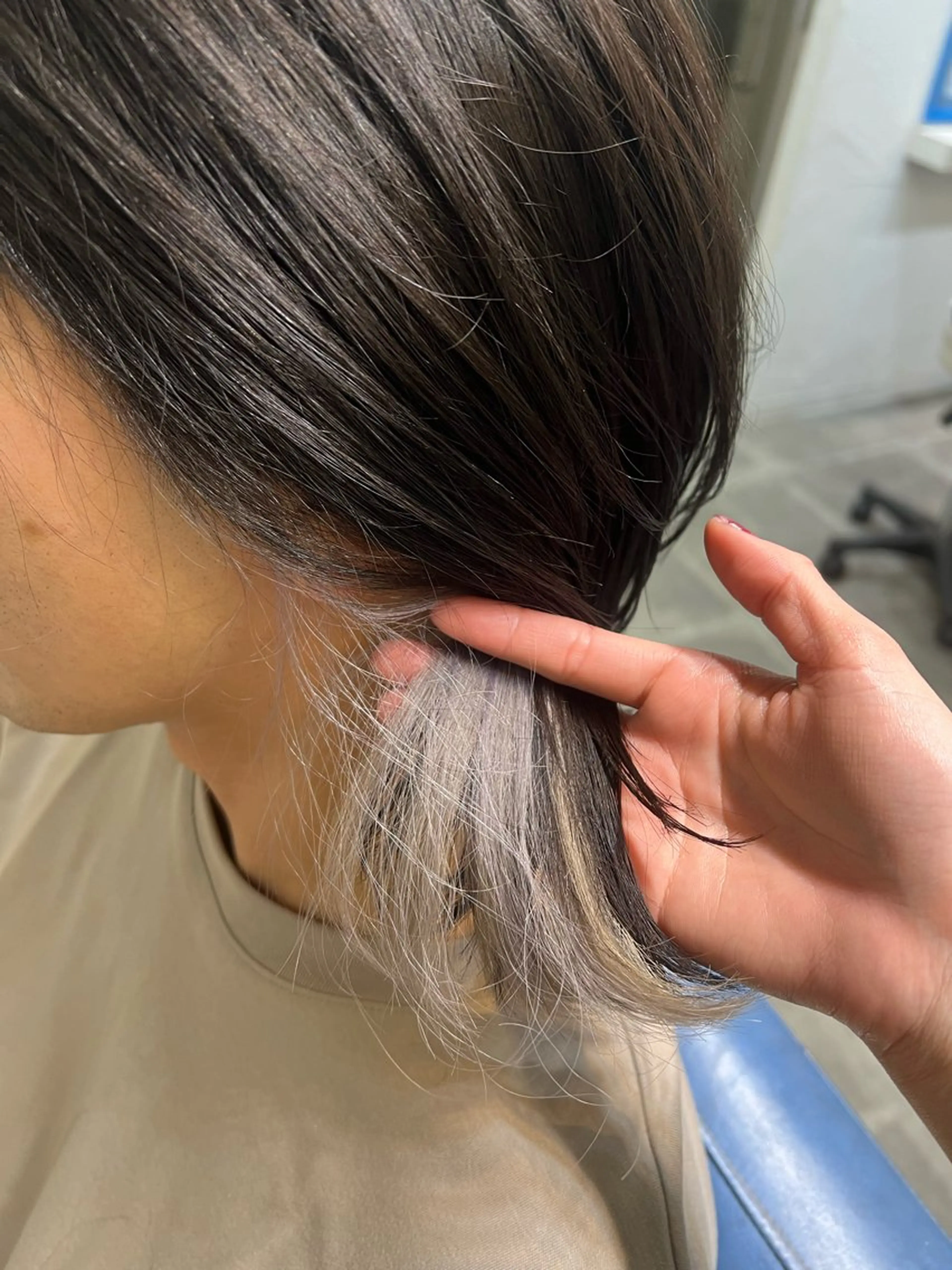 ミディアム カラー メンズ メンズウルフカット ベージュカラー デザインカラー イヤリングカラー シルバー ヘアカラー ♥️ルフ🐒 ミレイ♥️のヘアスタイル