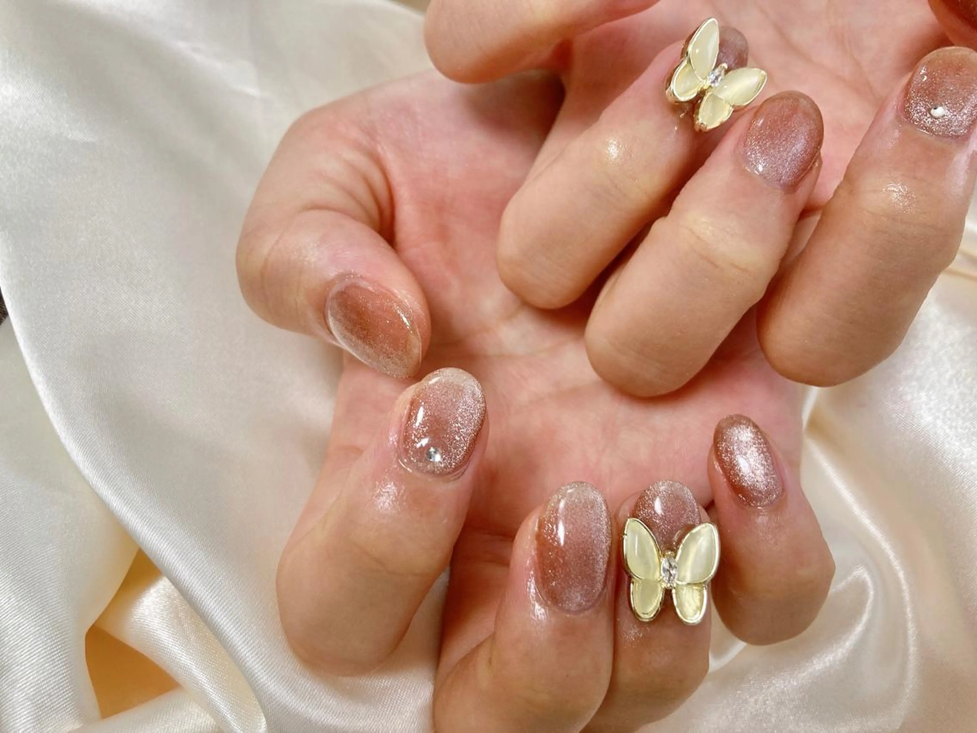 ネイル キラキラネイル マグネットネイル ストーンネイル ハンドネイル mogunail &blowのネイルデザイン