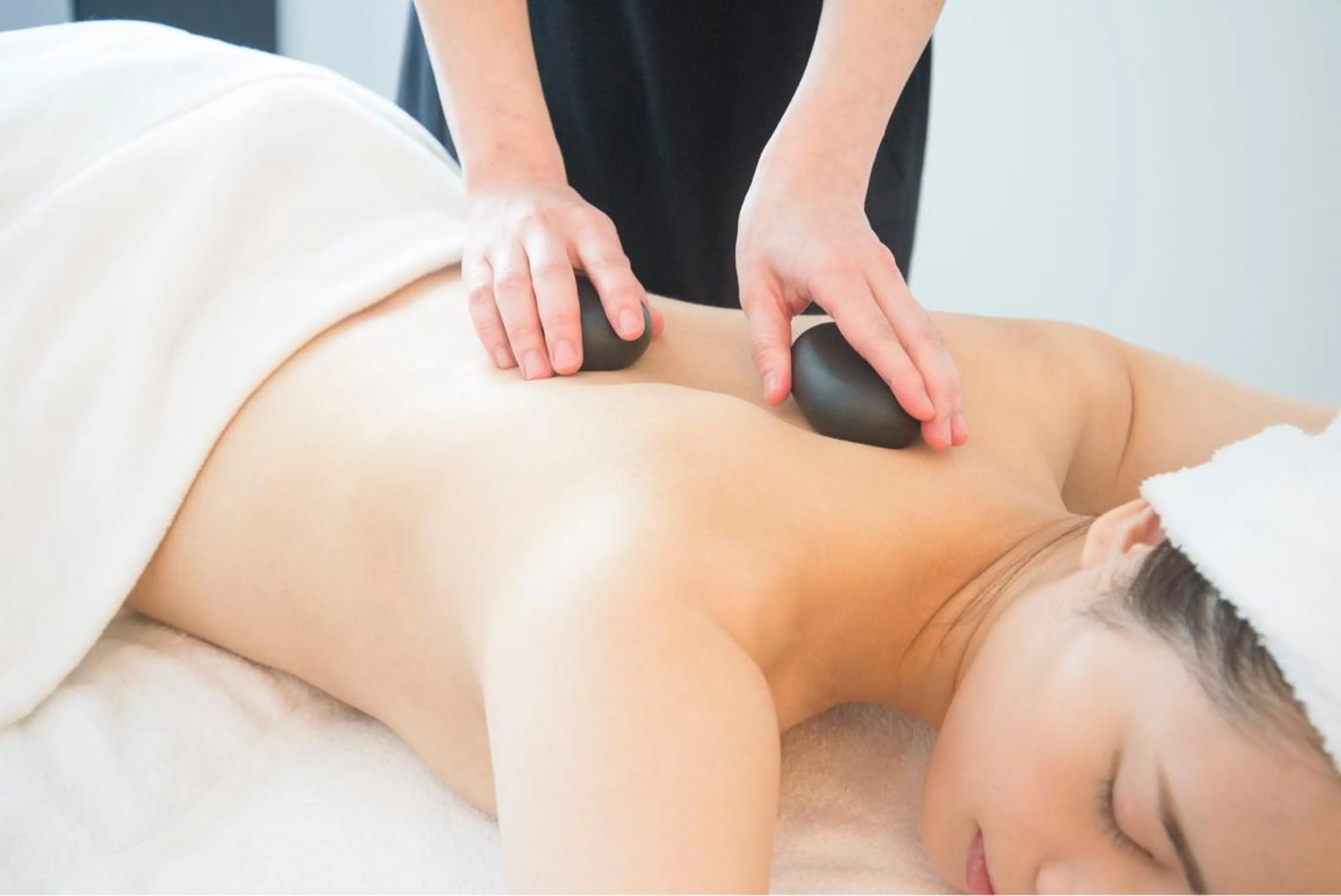 【ネット限定！つらい慢性的な肩凝り、エアコンによる冷え、むくみ】ホットストーン  オイルリンパマッサージ60分※メンズ可の写真