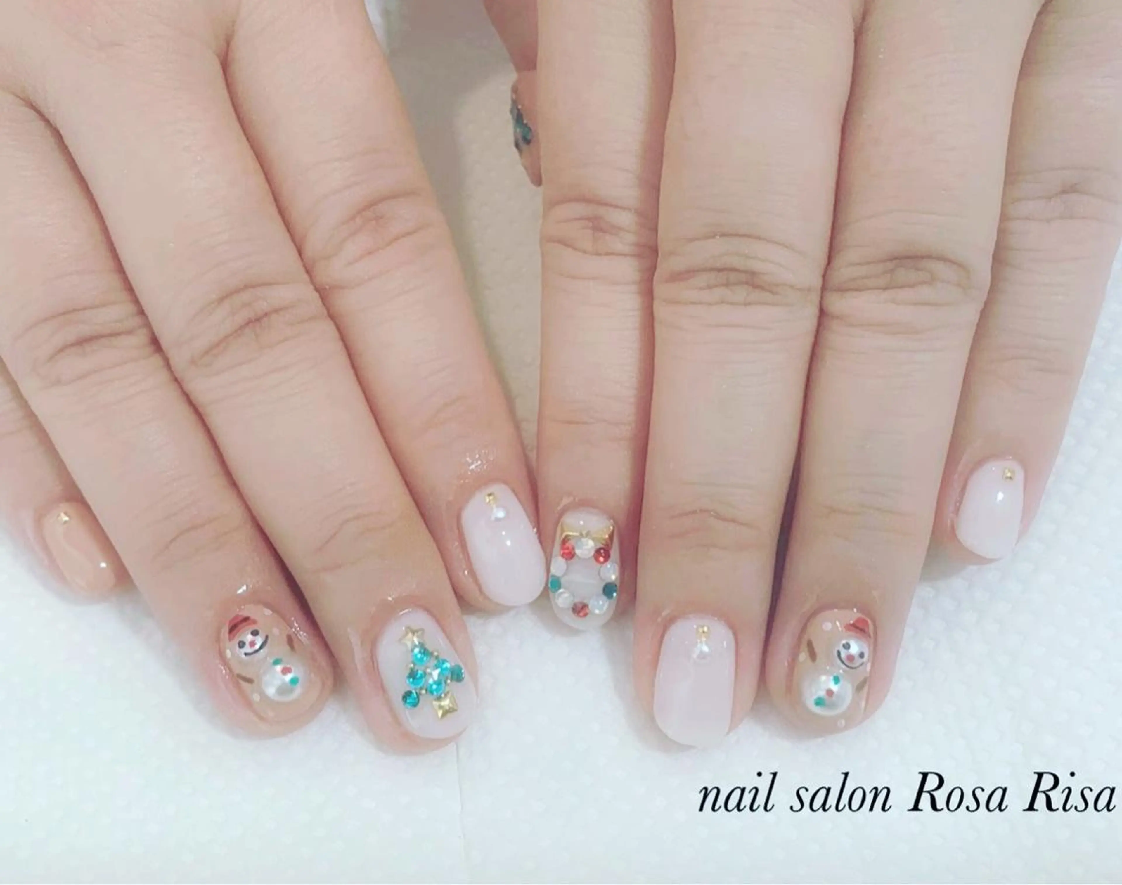 ショート ネイル クリスマス ストーンネイル 冬ネイル クリスマス ネイルスタジオ シェイクユアハンズのネイルデザイン