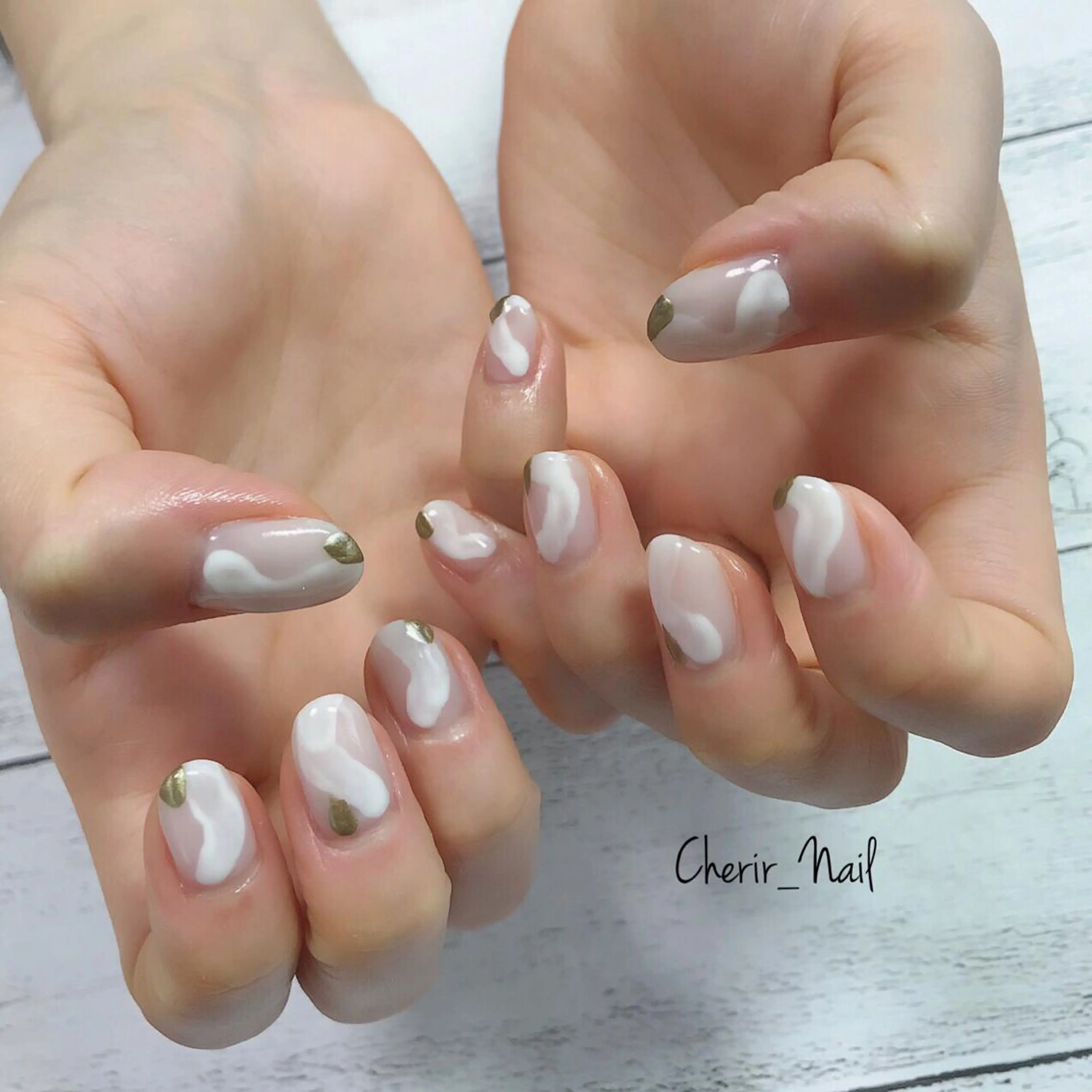 ネイル アートネイル ニュアンスネイル シンプルネイル ホワイト 冬ネイル Cherirnail kaoriのネイルデザイン