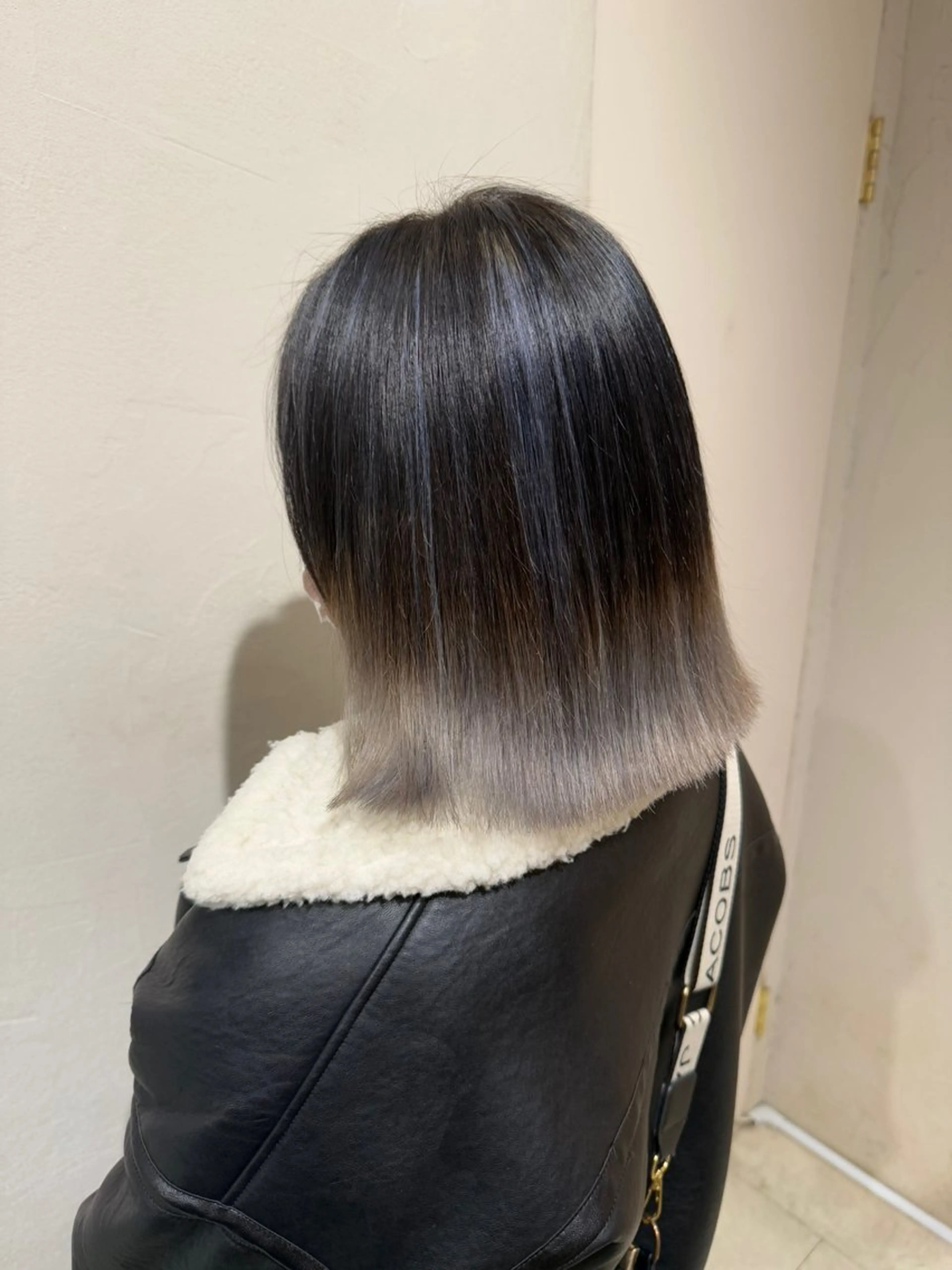 ミディアム カラー ブリーチ デザインカラー シルバー 🩶 AIRA / 透明感カラー 🩶のヘアスタイル