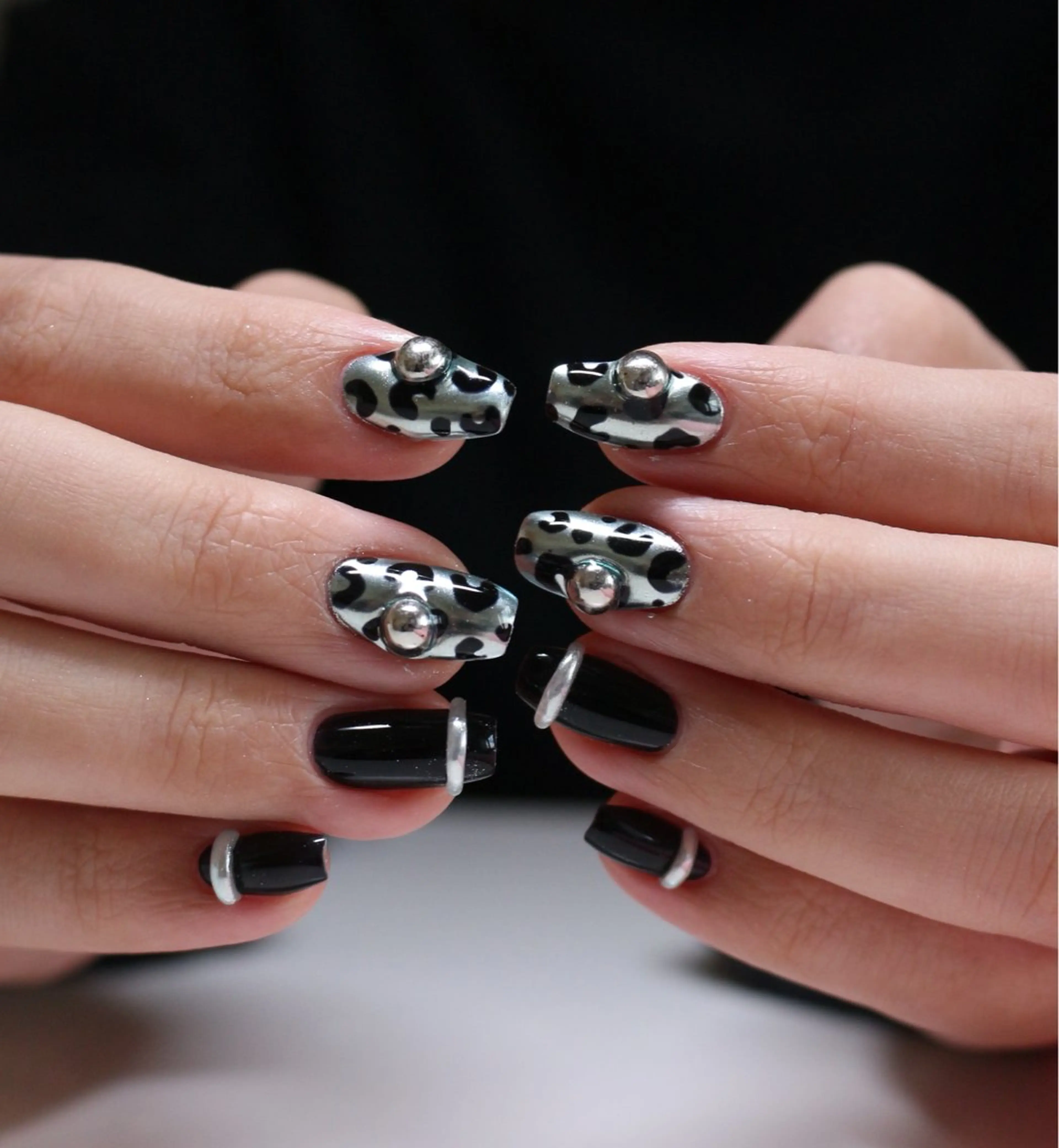 ネイル 韓国ネイル ミラーネイル シルバー ハンドネイル Baku Nailsのネイルデザイン