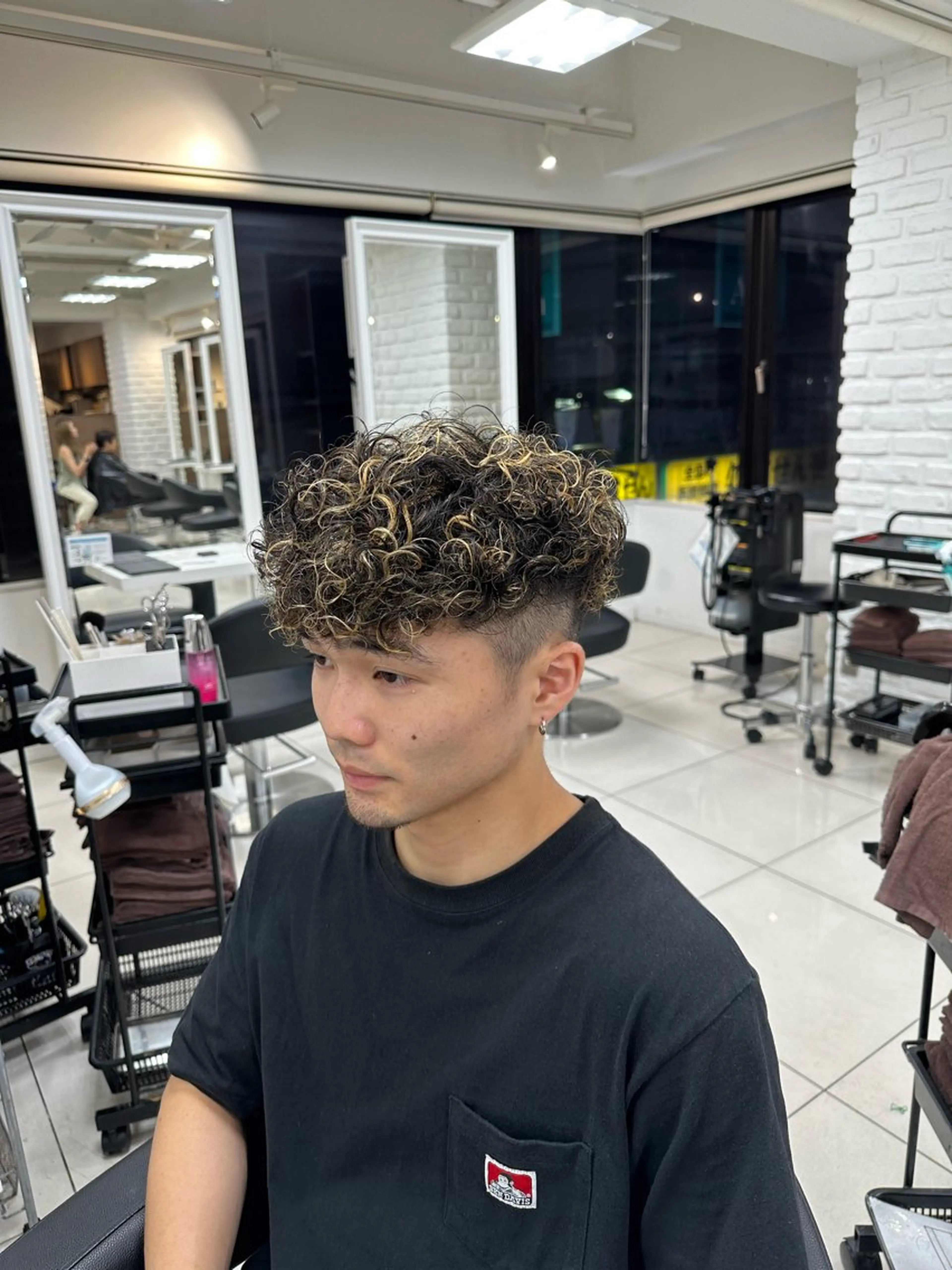 ショート カラー パーマ メンズ メンズハイライト スペインカール 抜きっぱなしブロンド ハイライトカラー ハイライト カット ヘアカラー パーマ フェザーパーマ職人 🪶ryosukeのヘアスタイル