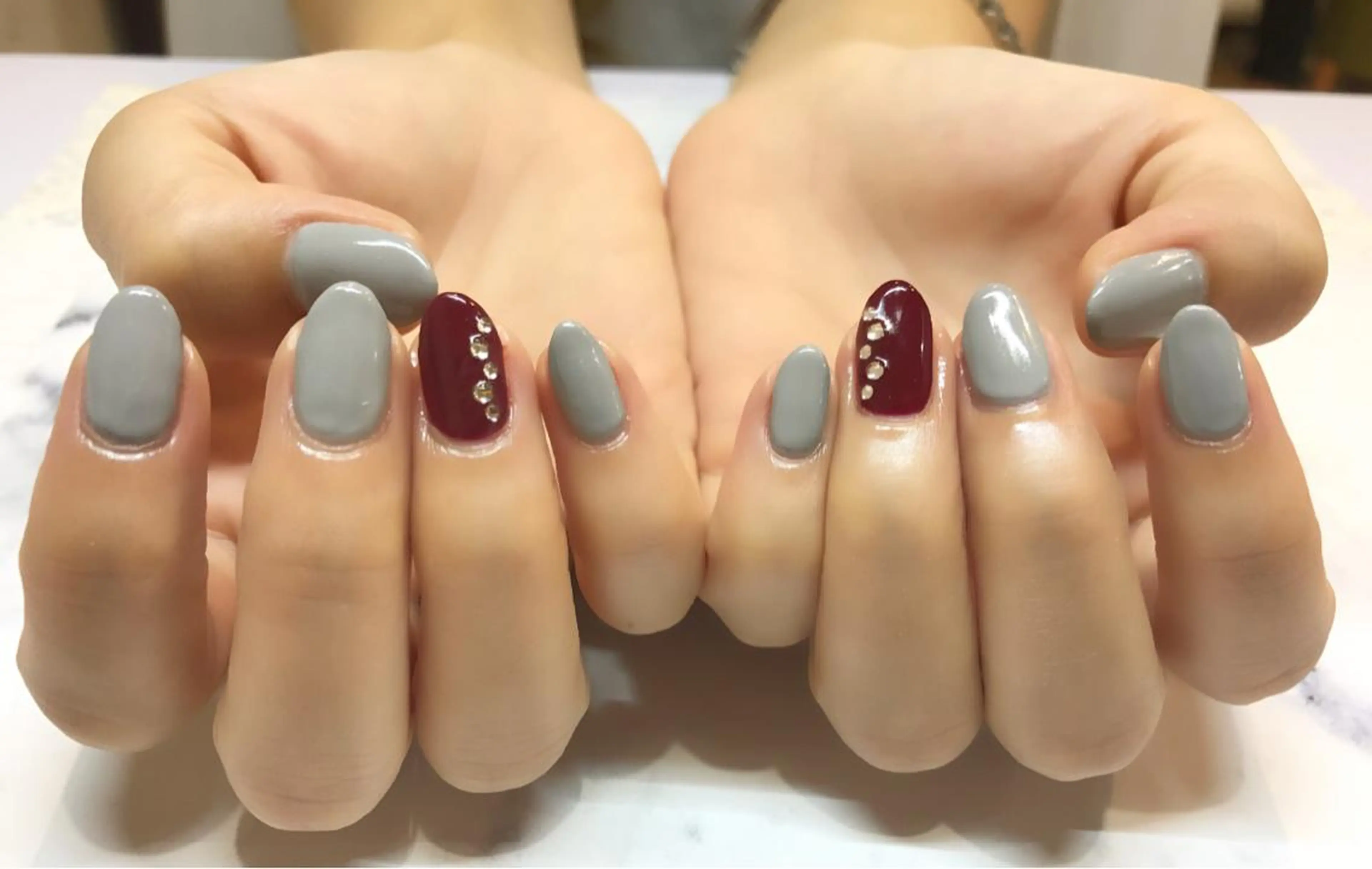 ネイル ボルドー ワンカラーネイル ストーンネイル Soeur ネイリストのネイルデザイン