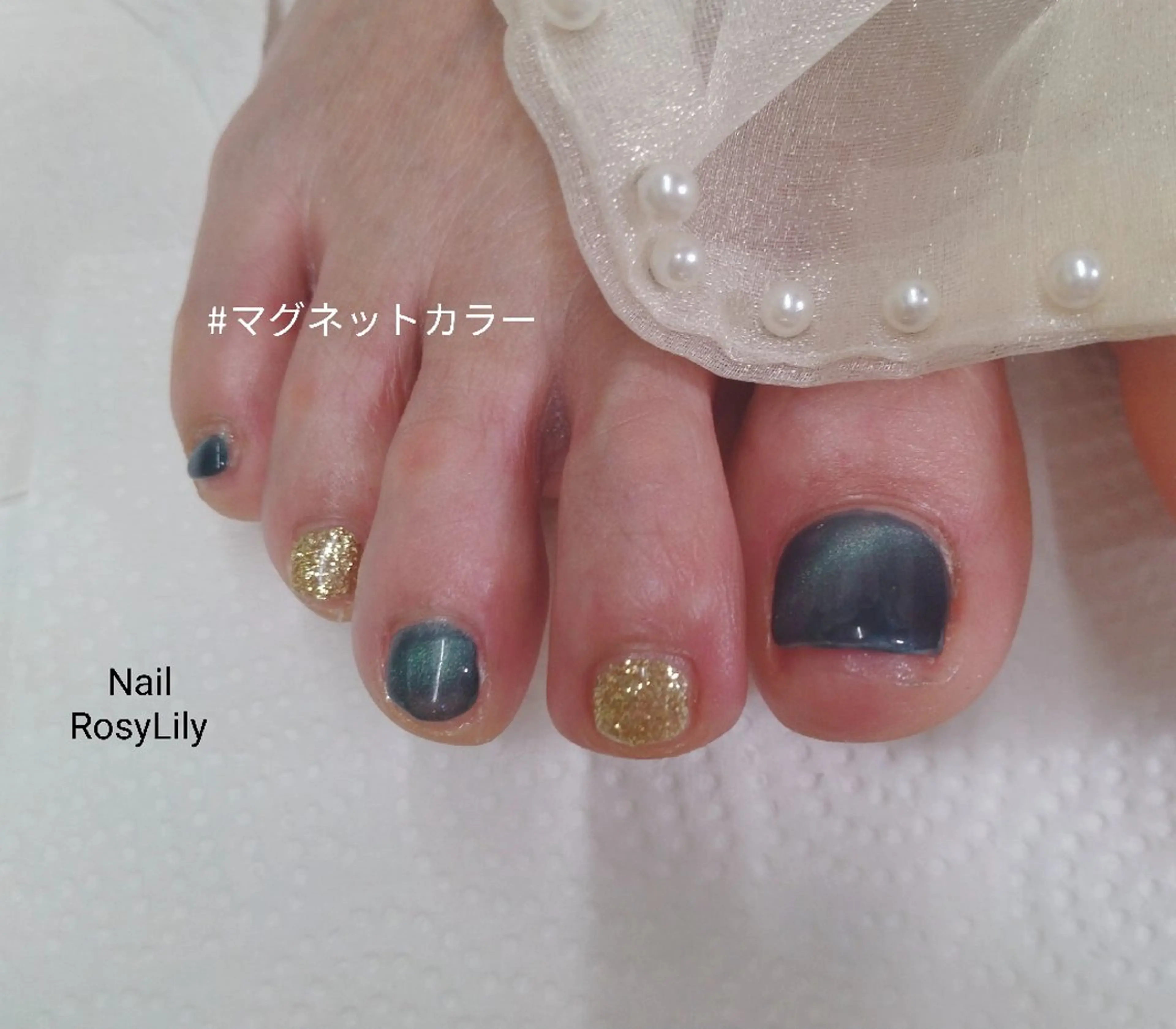 ネイル フットネイル ゴールド ラメ(グリッター) マグネットネイル フットネイル プライベートサロン Rosy Lilyのネイルデザイン