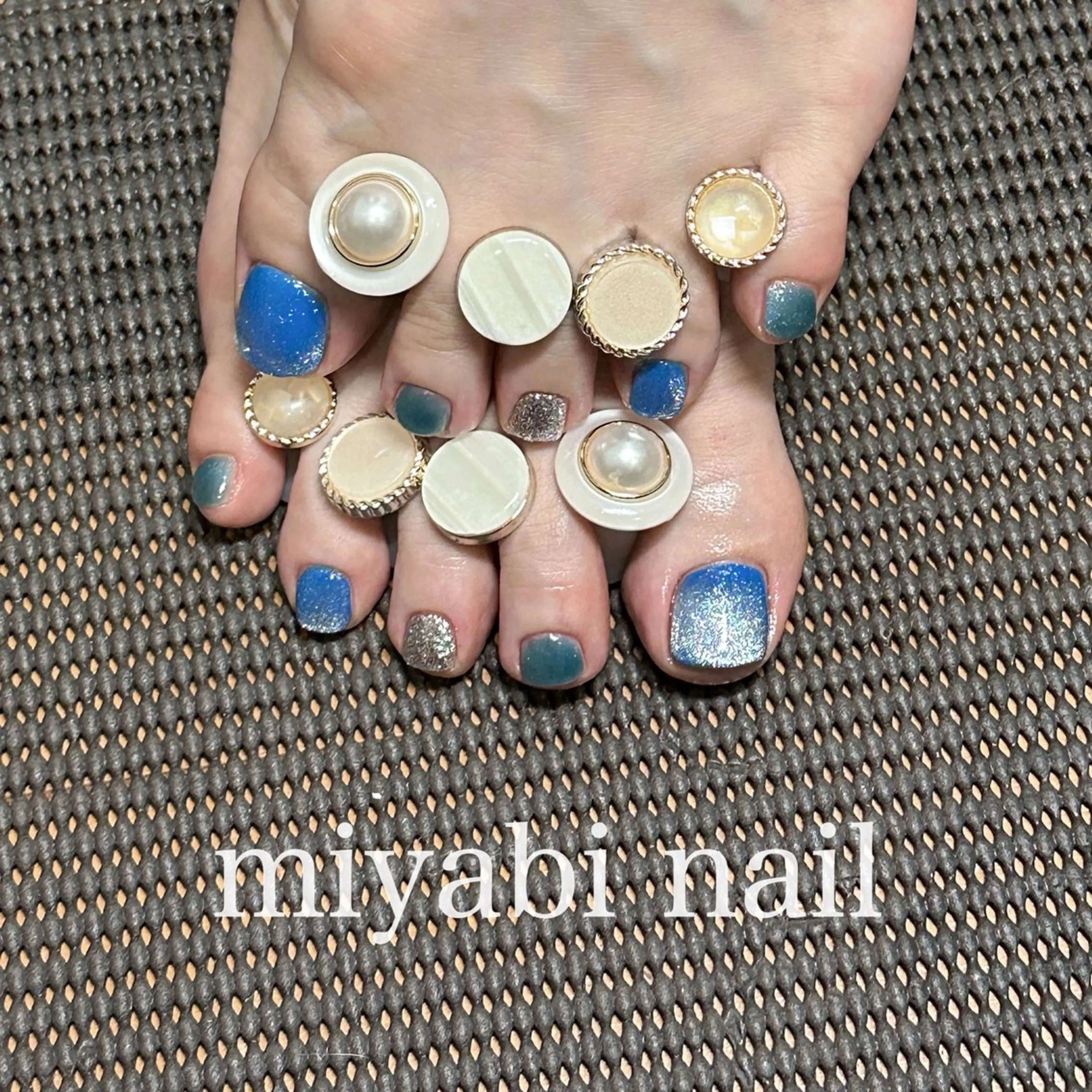 ネイル ブルー フットネイル ジェルネイル 水色 マグネットネイル フットネイル miyabi nail 桂川駅近くのネイルデザイン