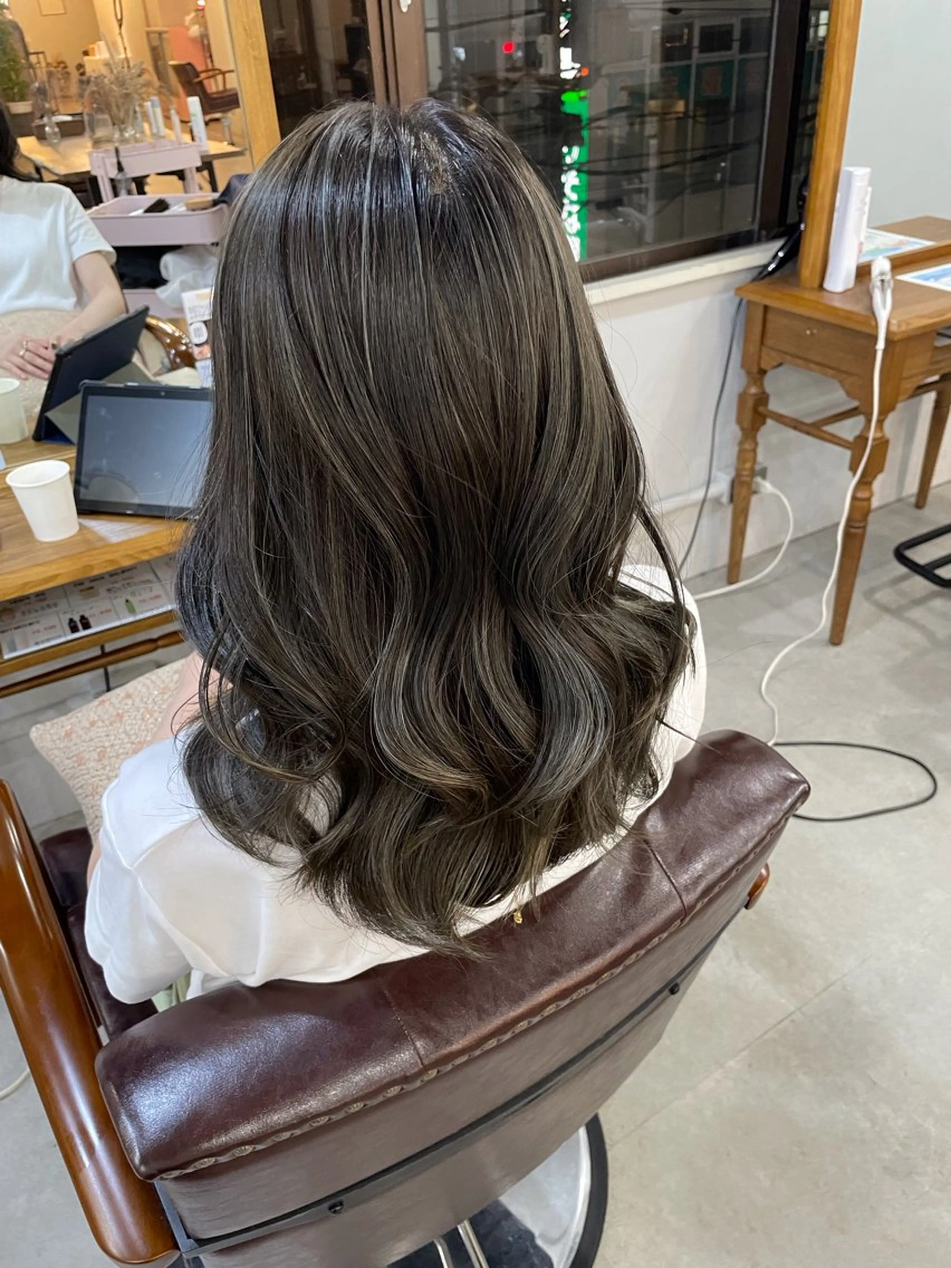 セミロング to youハイライトのヘアスタイル