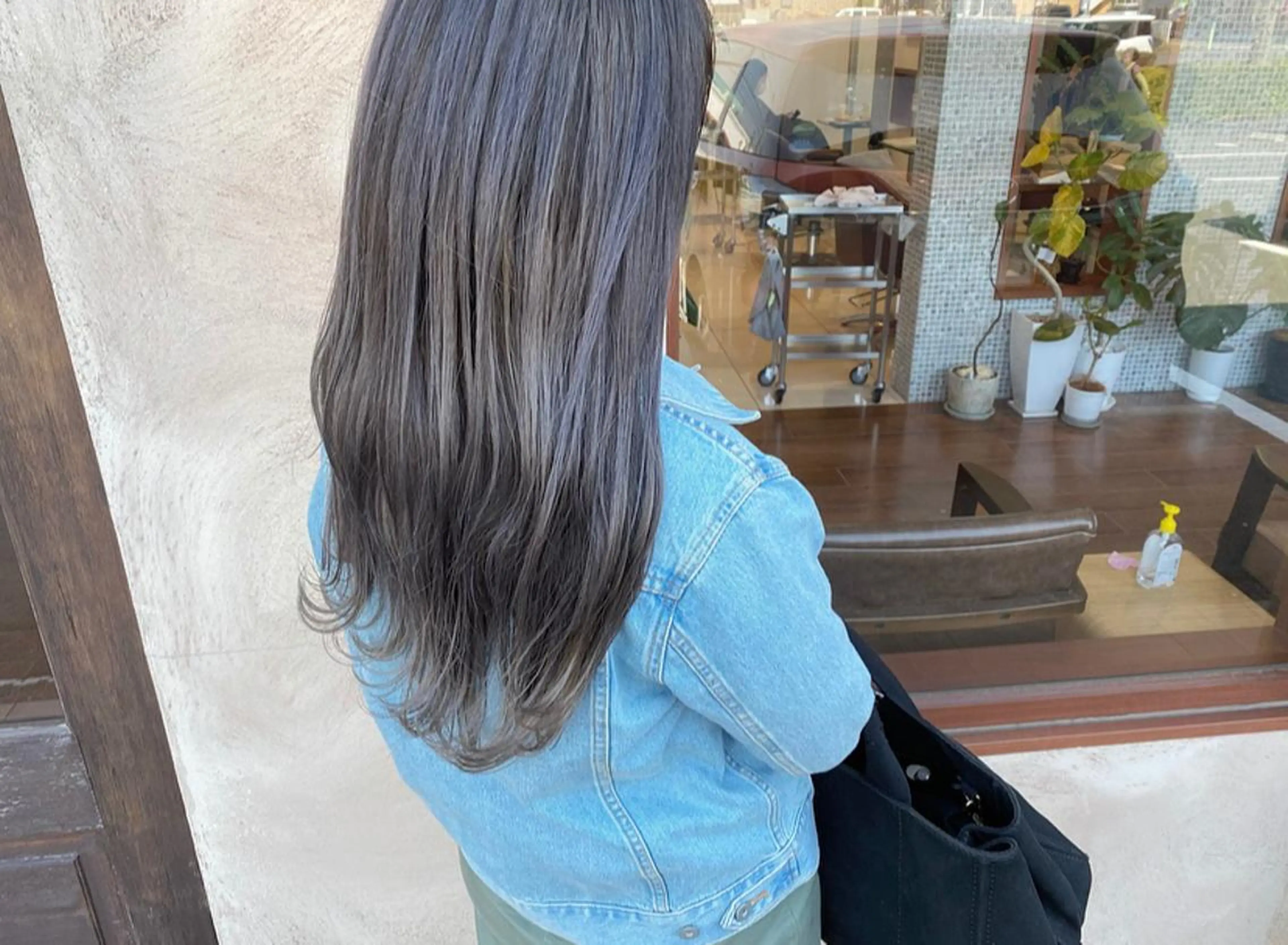 ロング カラー アッシュ ブリーチ 透明感カラー ハイライトカラー シルバー カット ヘアカラー トリートメント 鈴木 翔梧のヘアスタイル