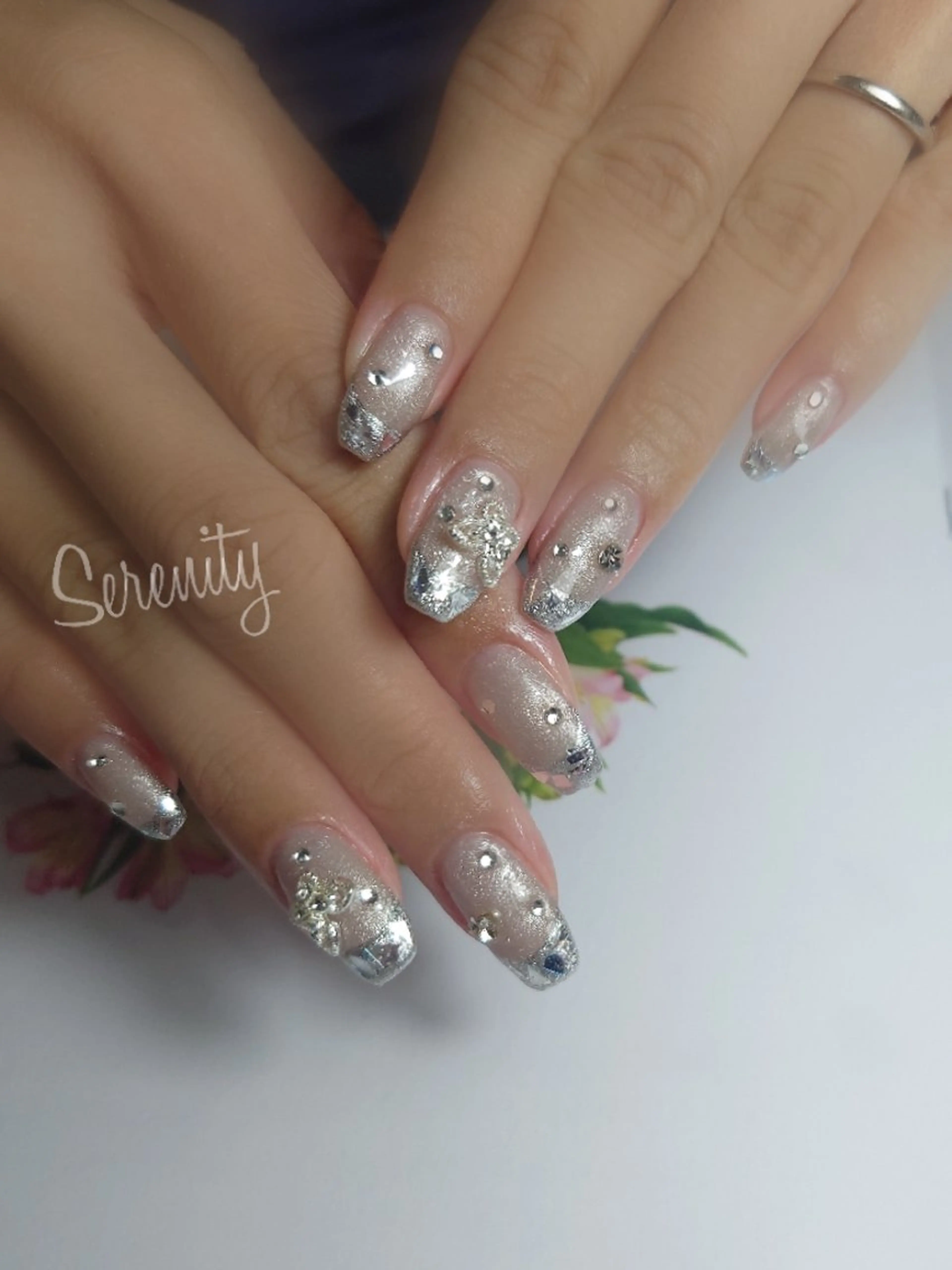 ネイル フレンチネイル ガラスフレンチ キラキラネイル 持ち込み シルバー ハンドネイル nail  serenityのネイルデザイン
