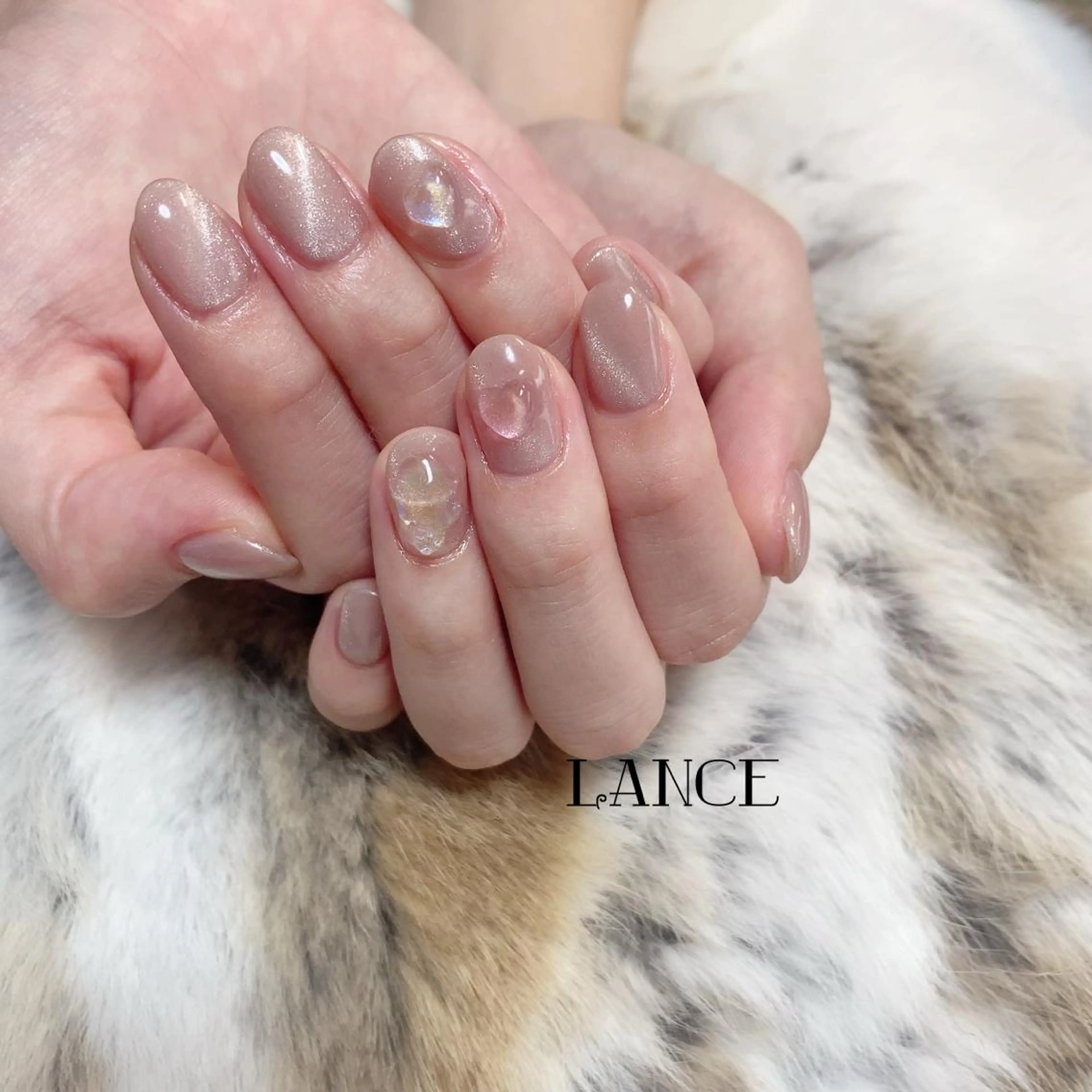 ミディアム ネイル オーロラネイル マグネットネイル ワンホンネイル 冬ネイル ハンドネイル Lance nailのネイルデザイン