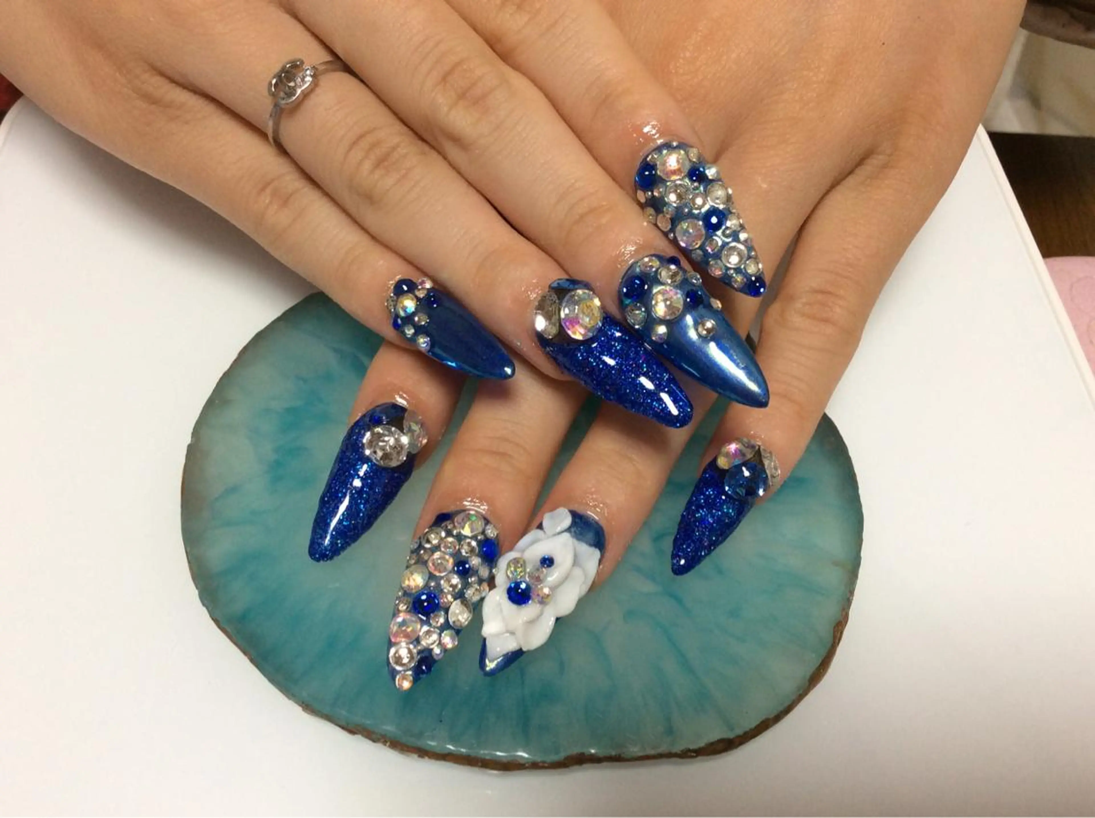 ネイル フラワー ムーンのネイルデザイン