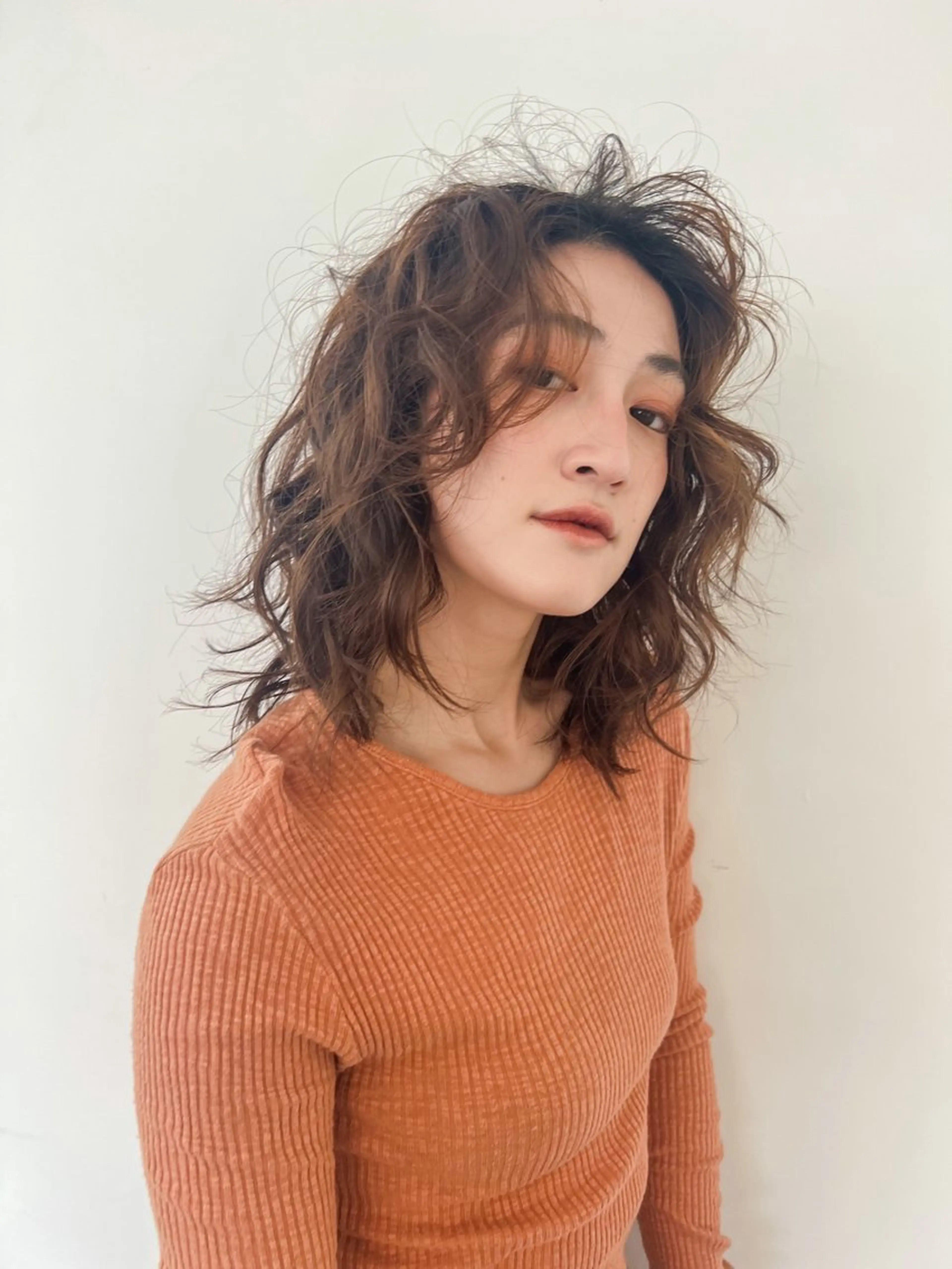 ミディアム カラー 【モエカ】グランジ ウルフ/ハイトーンのヘアスタイル